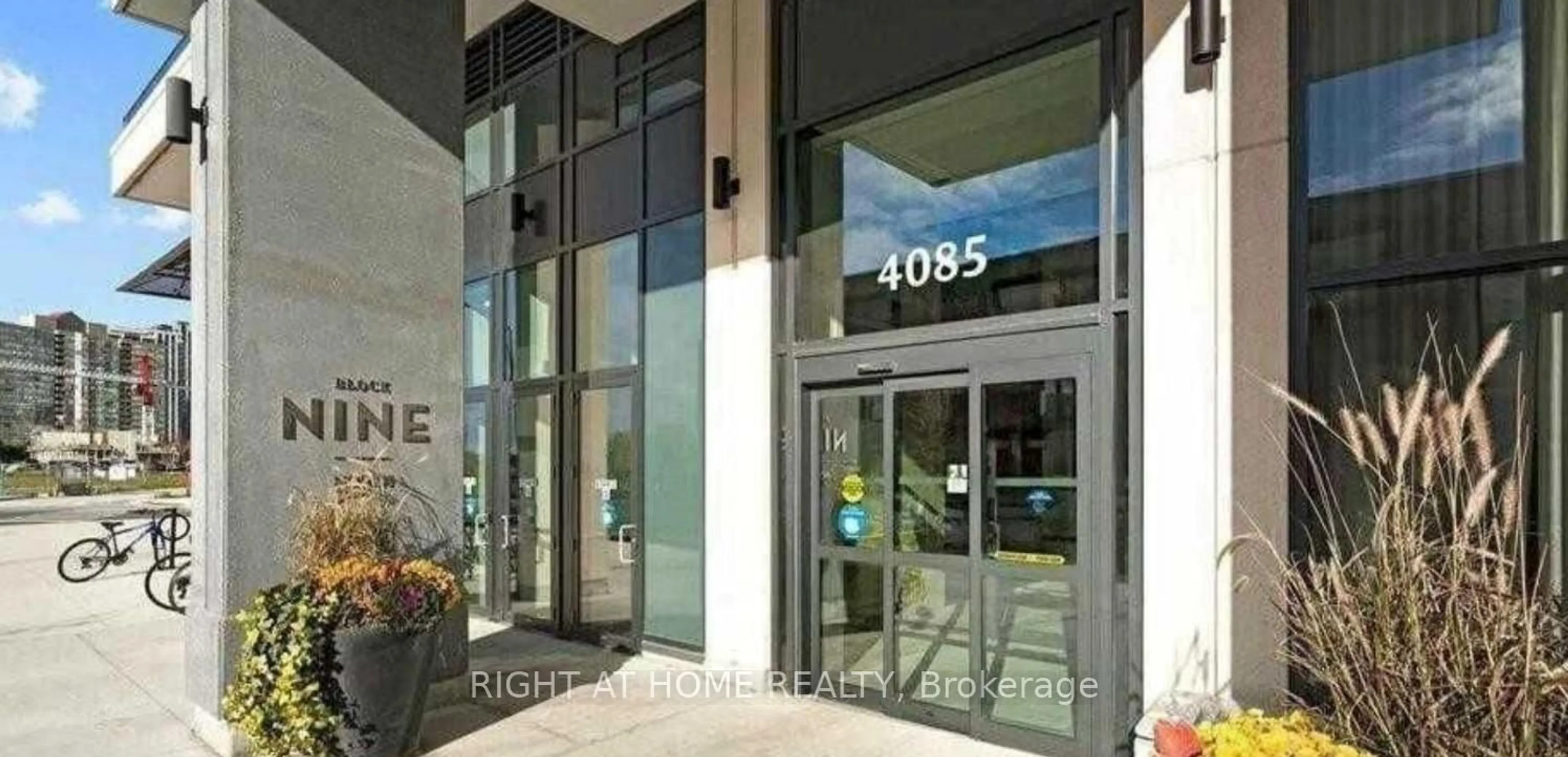 Indoor foyer for 4085 Parkside Village Dr #1704, Mississauga Ontario L5B 0K8