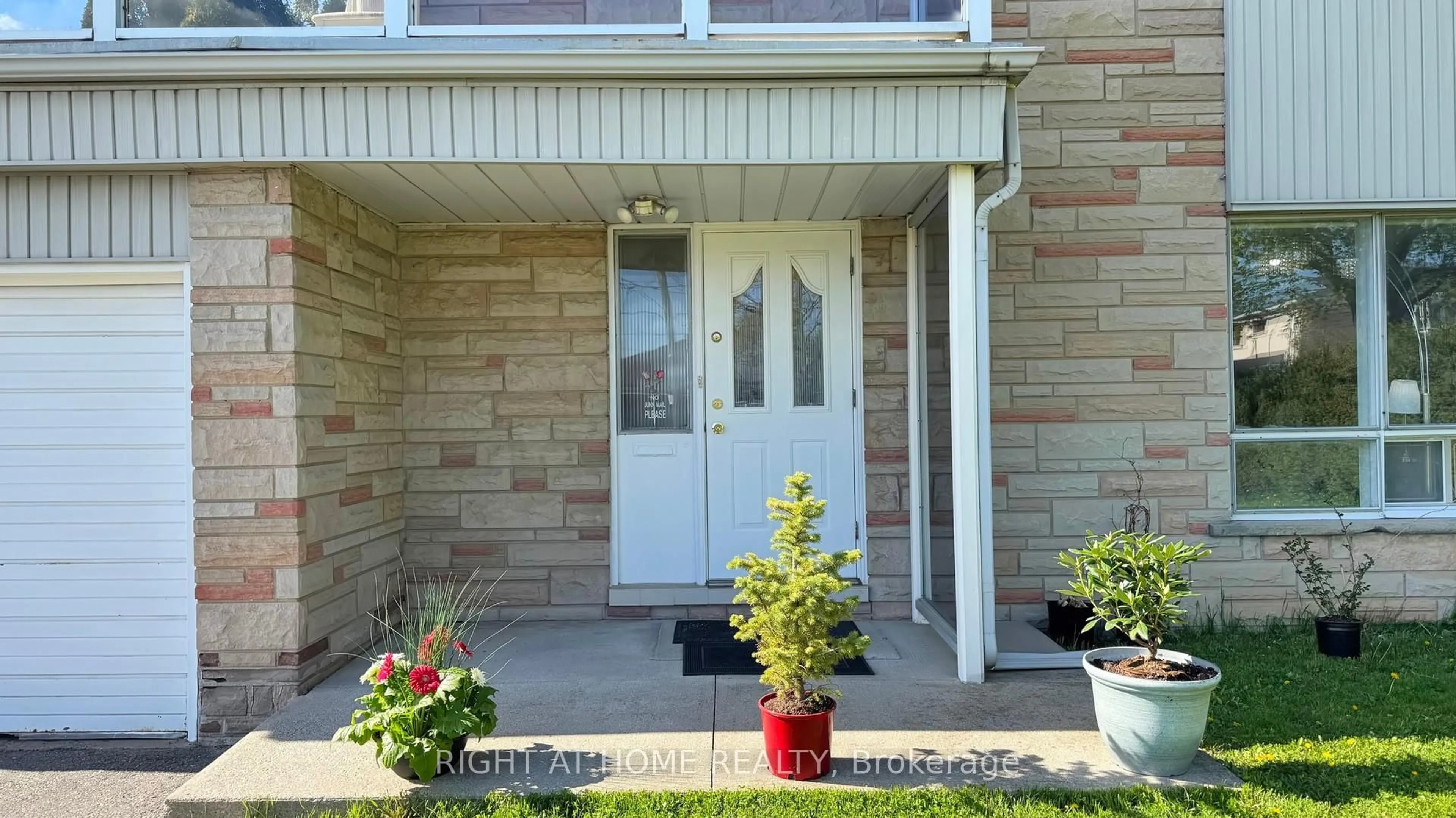 Indoor entryway for 106 Grandravine Dr, Toronto Ontario M3J 1B4
