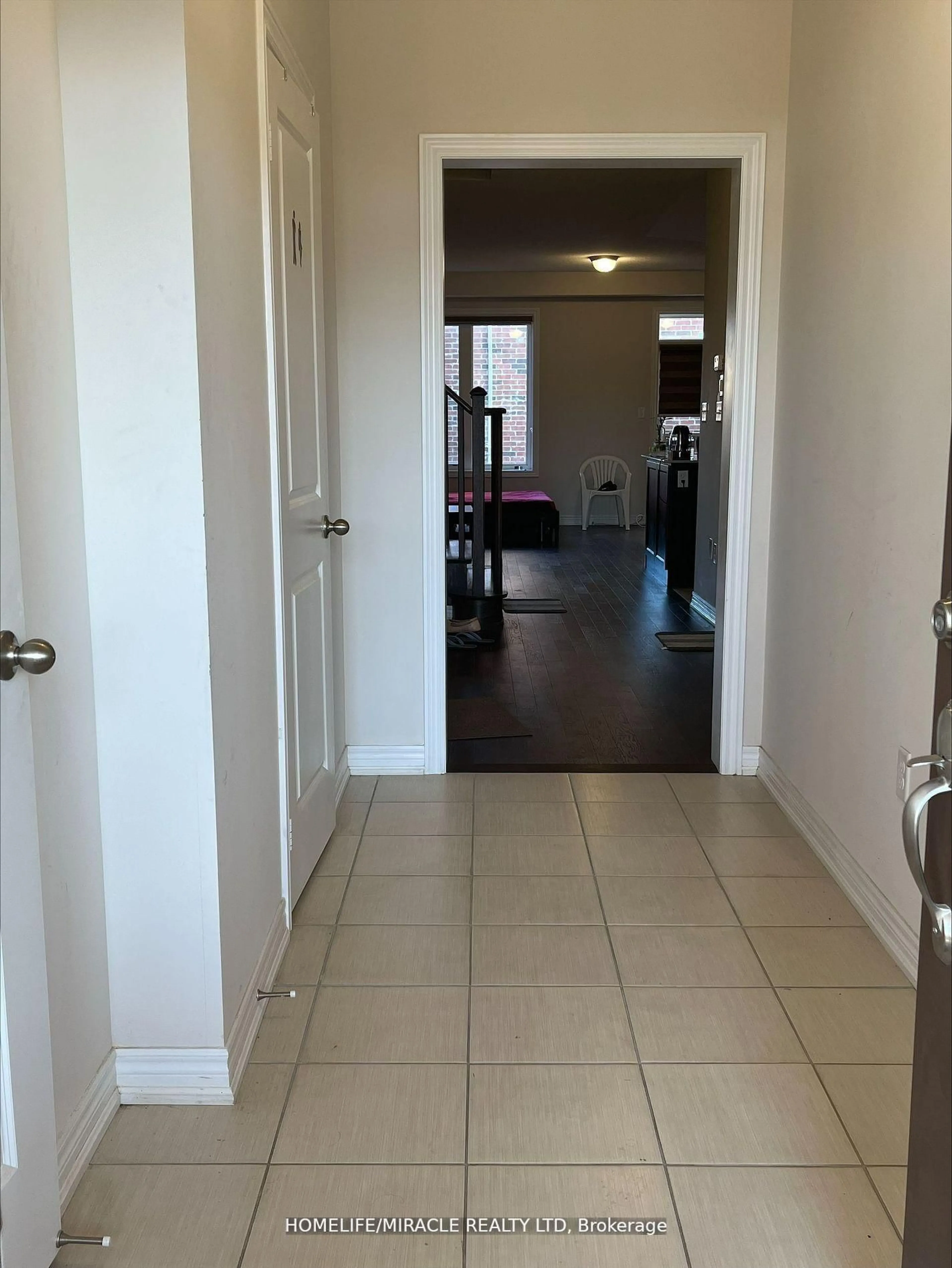 Indoor foyer for 27 Bushwood Tr, Brampton Ontario L7A 5J7