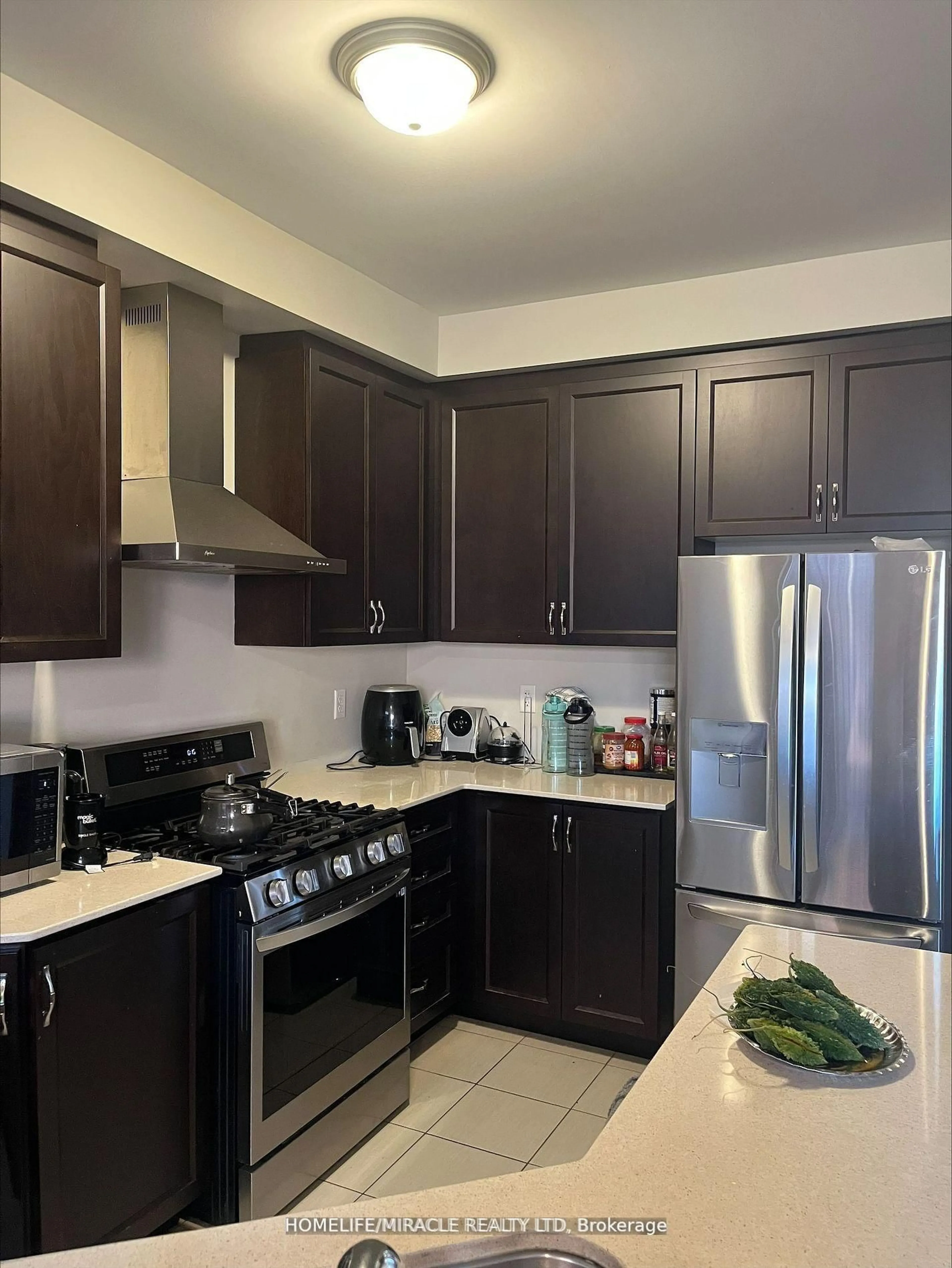 Standard kitchen, unknown for 27 Bushwood Tr, Brampton Ontario L7A 5J7