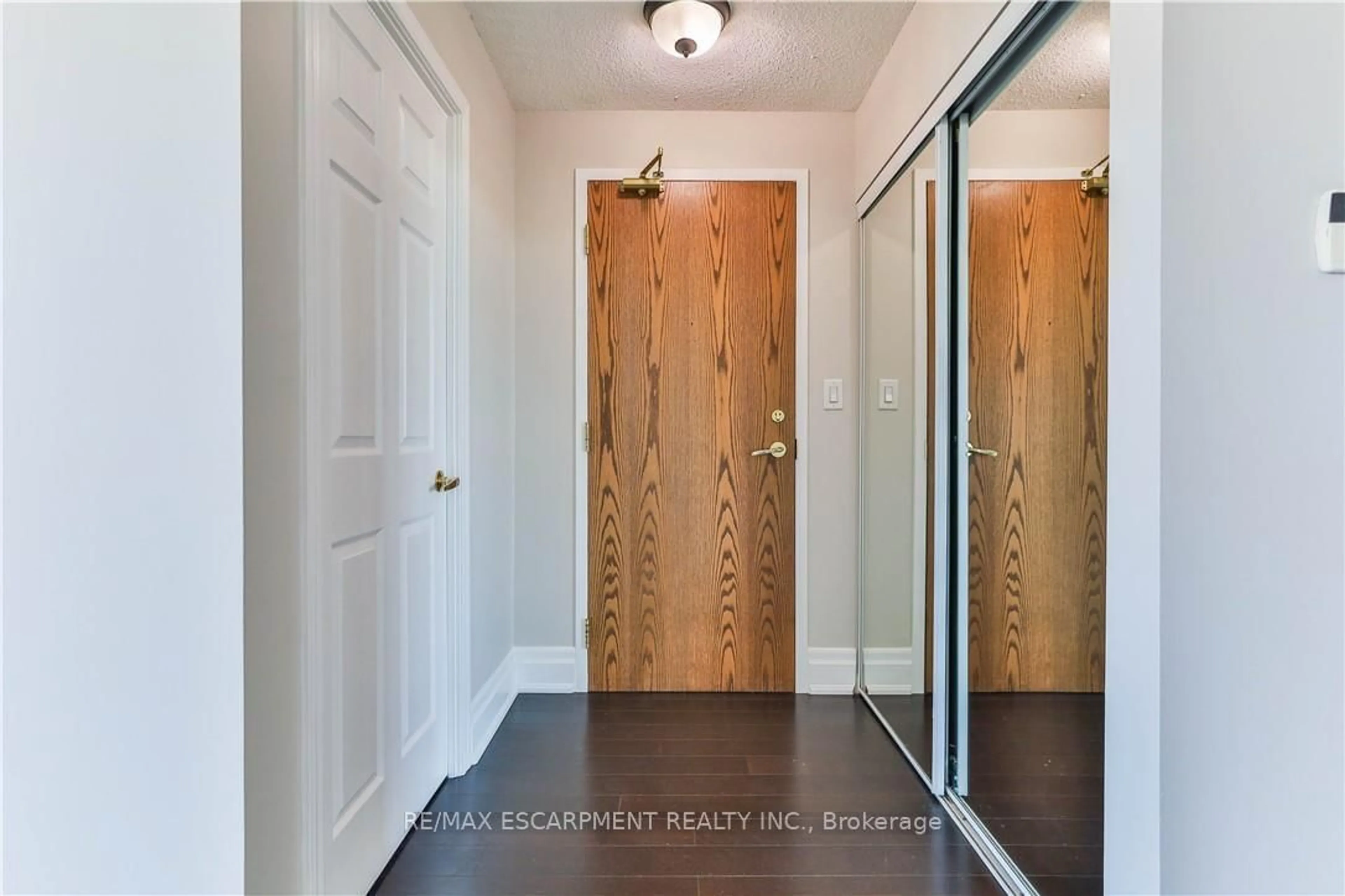 Indoor entryway for 4850 Glen Erin Dr #PH3, Mississauga Ontario L5M 7S1