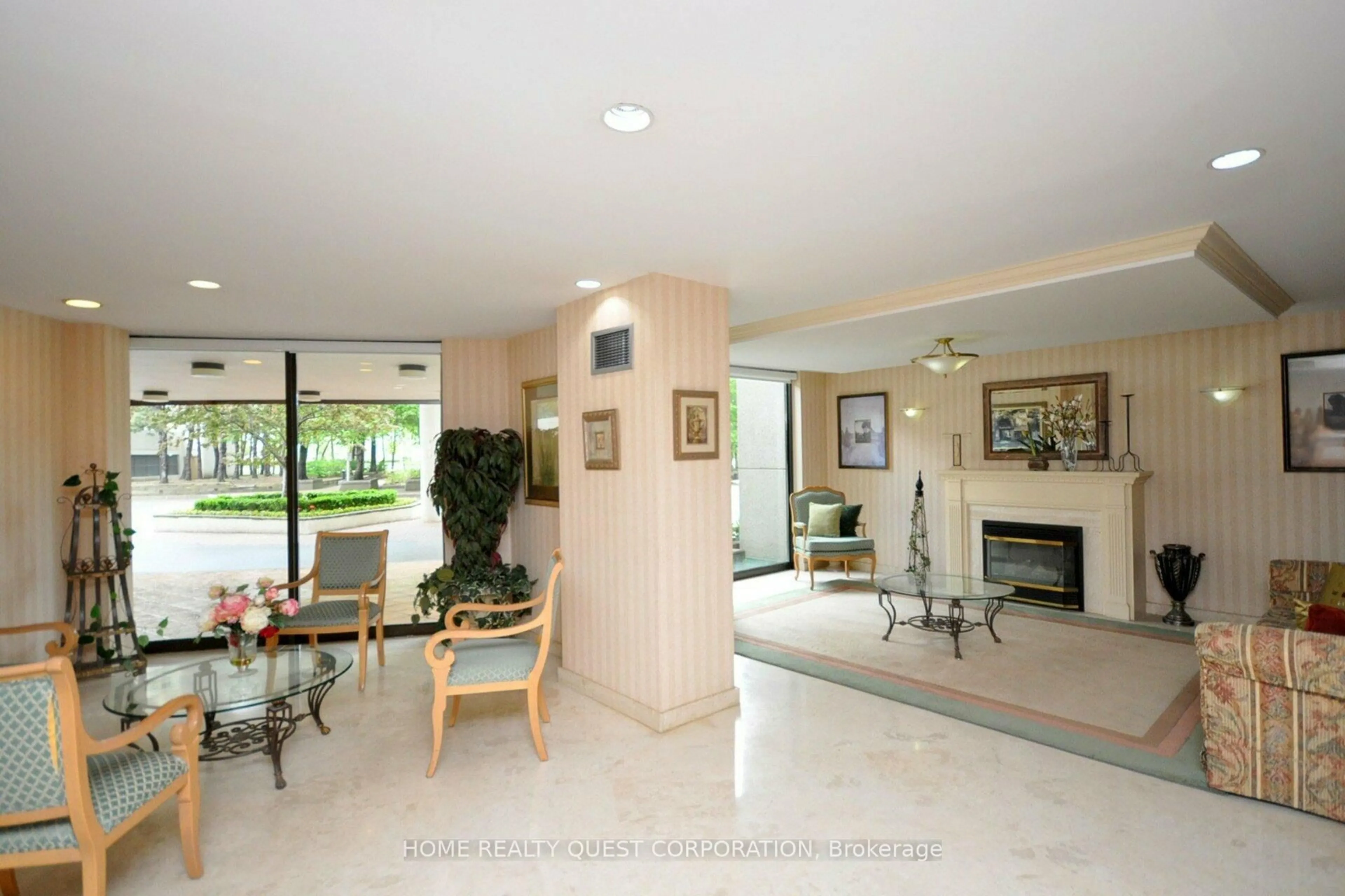 Indoor foyer for 3700 Kaneff Cres #2202, Mississauga Ontario L5A 4B8