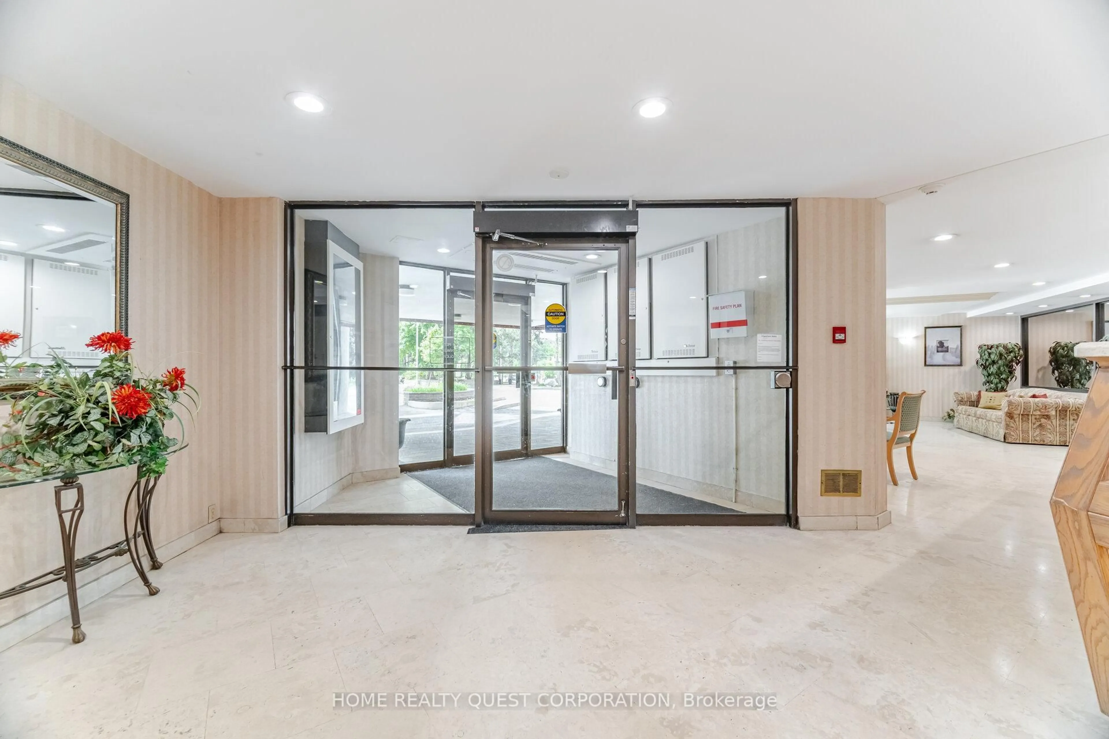 Indoor foyer for 3700 Kaneff Cres #2202, Mississauga Ontario L5A 4B8