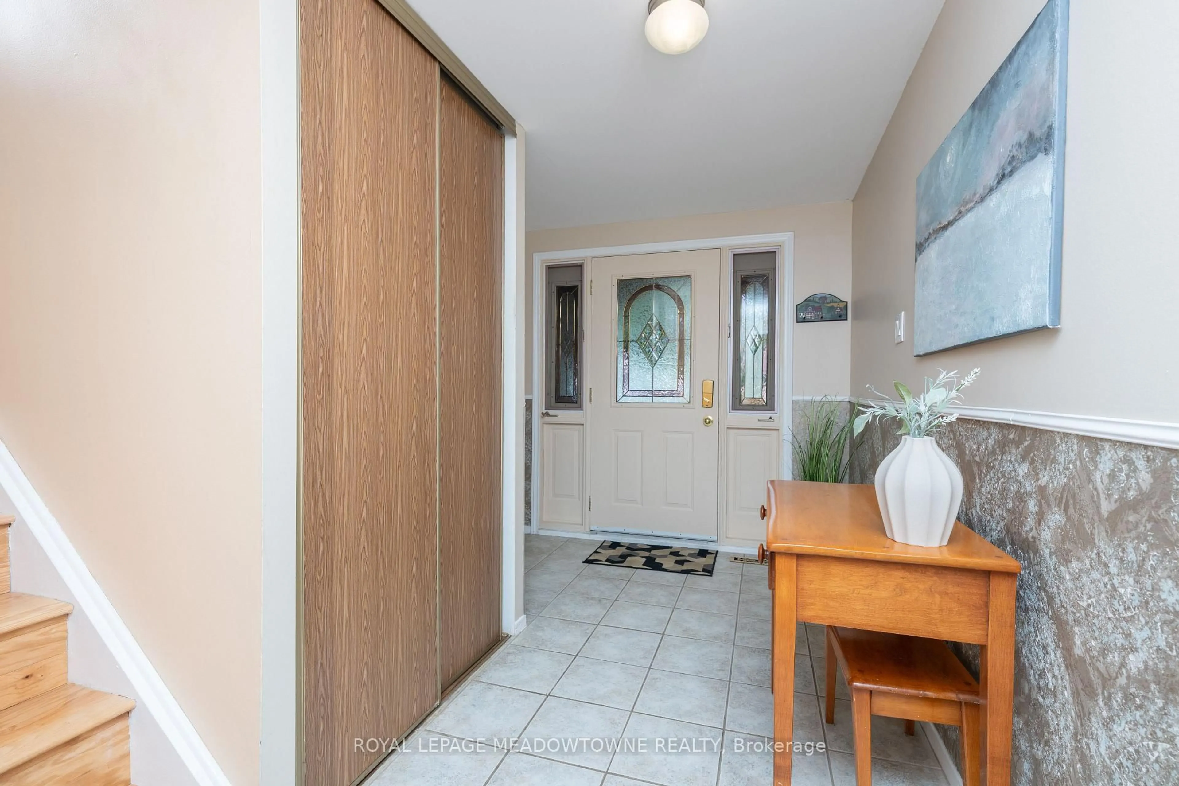 Indoor entryway for 106 Cobblehill Rd, Halton Hills Ontario L7J 2N6