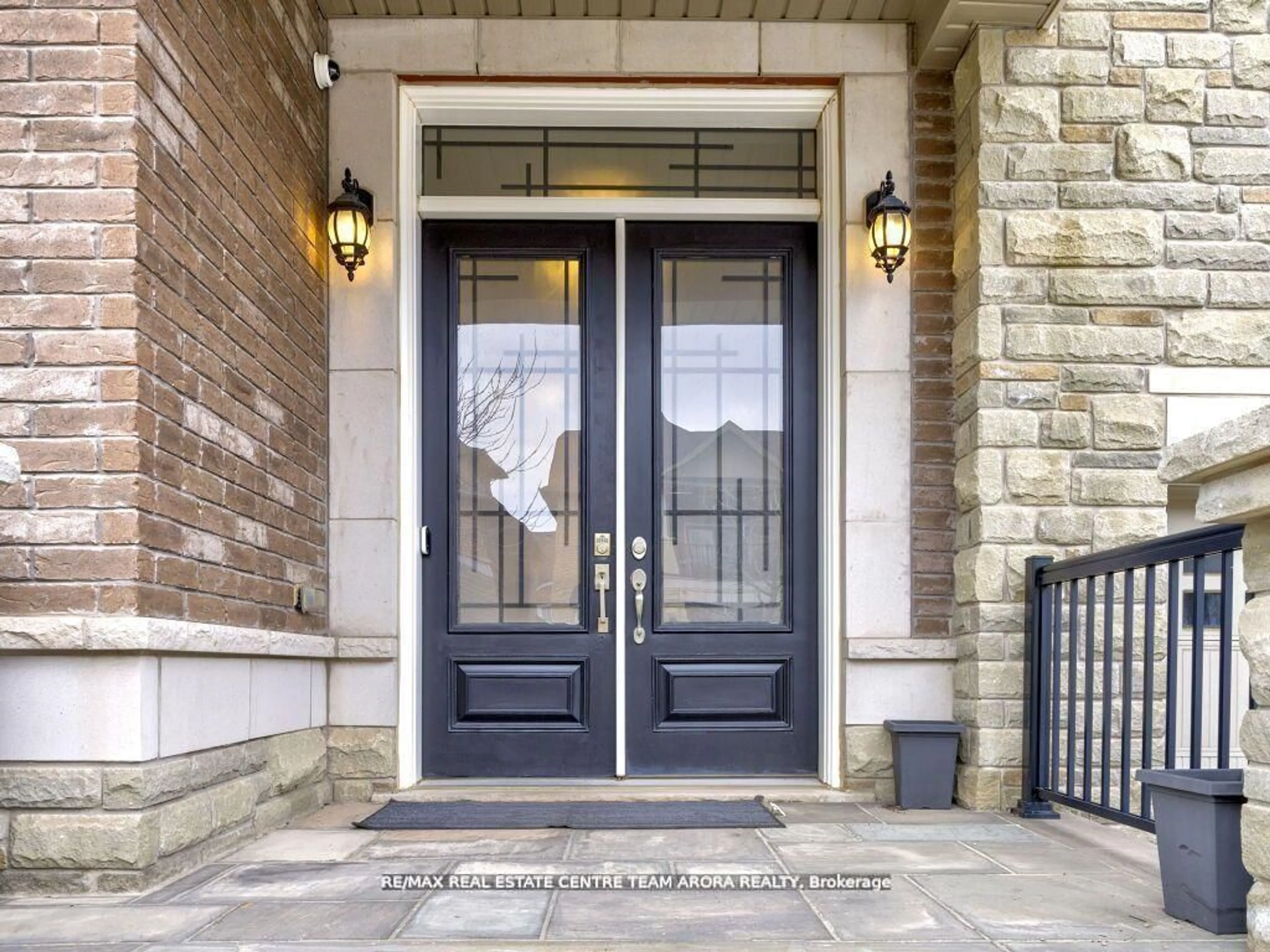 Indoor entryway for 155 Hoey Cres, Oakville Ontario L6M 0X1
