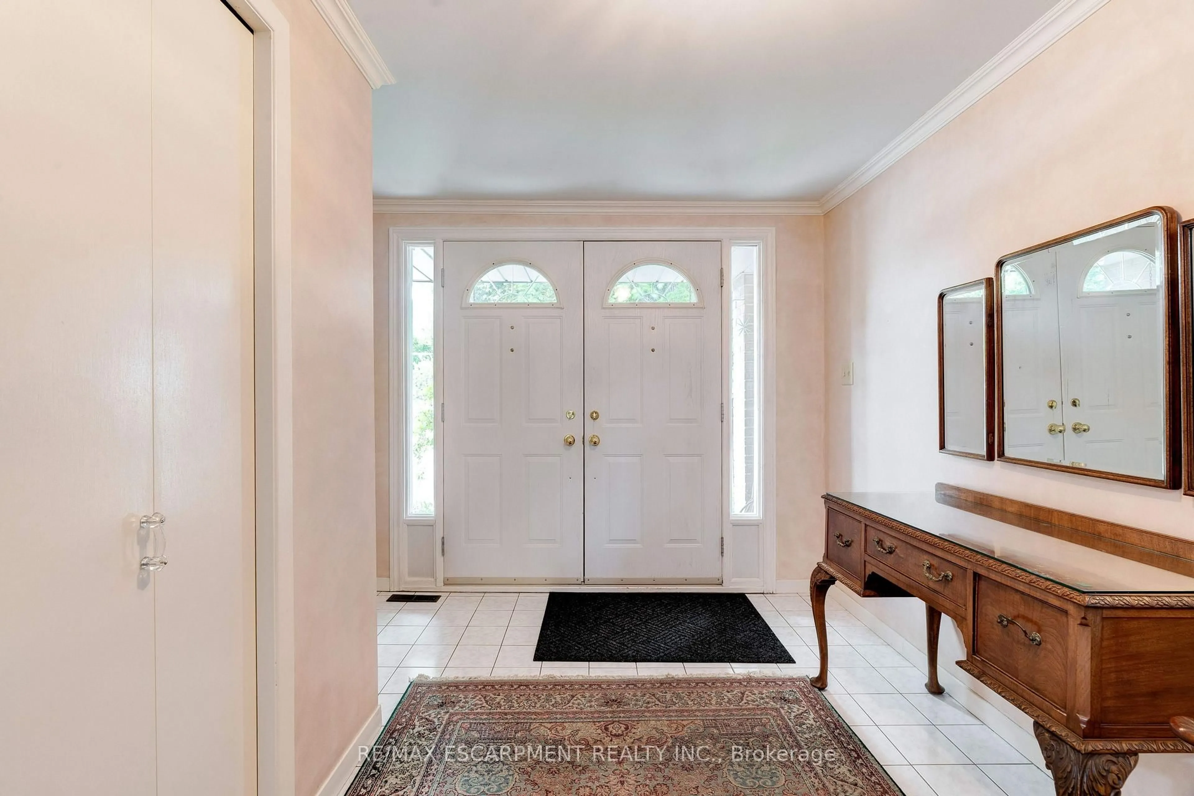 Indoor entryway for 1489 RUSHOLME Cres, Burlington Ontario L7M 1M4