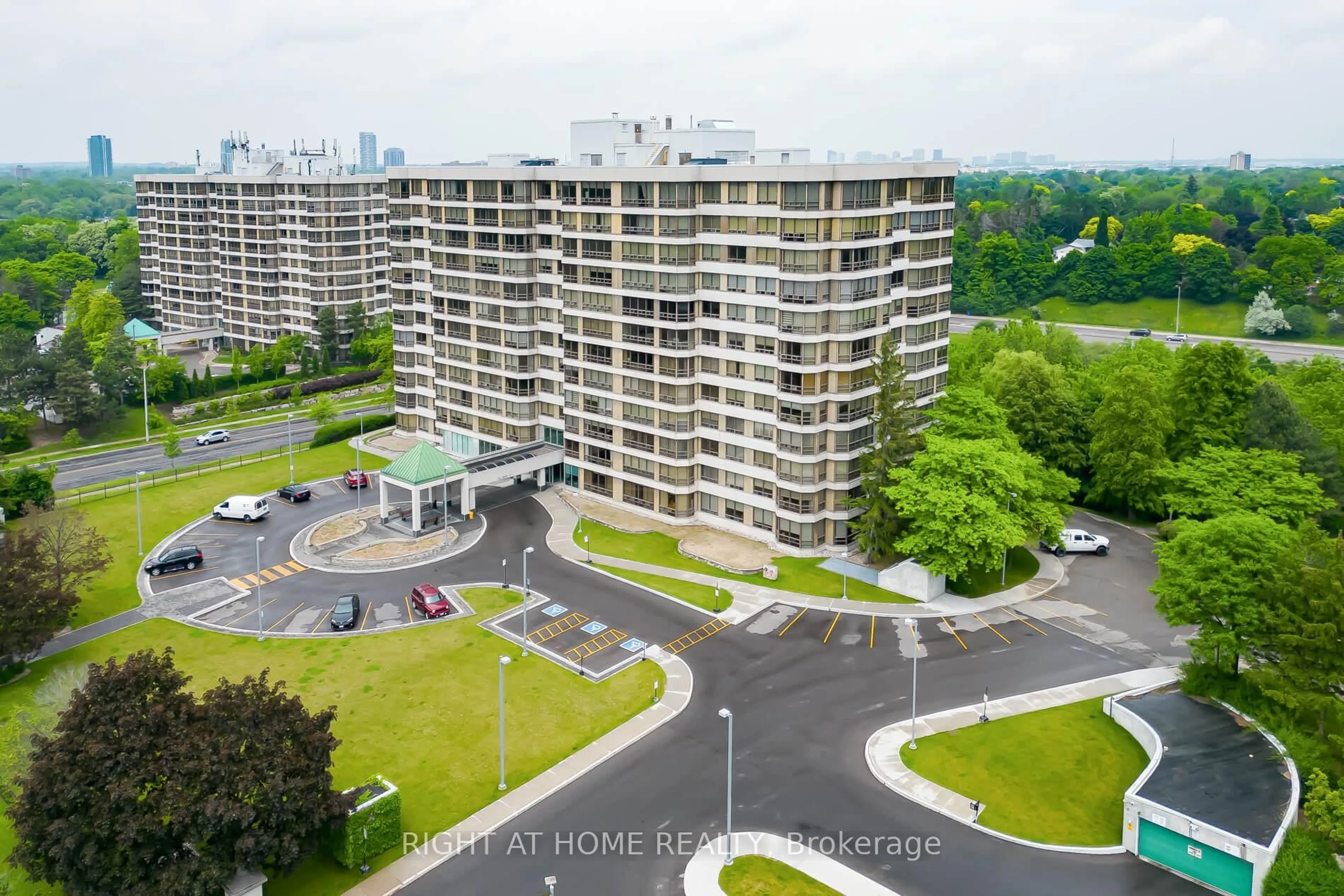A pic from outside/outdoor area/front of a property/back of a property/a pic from drone, city buildings view from balcony for 320 Mill St #1007, Brampton Ontario L6Y 3V2