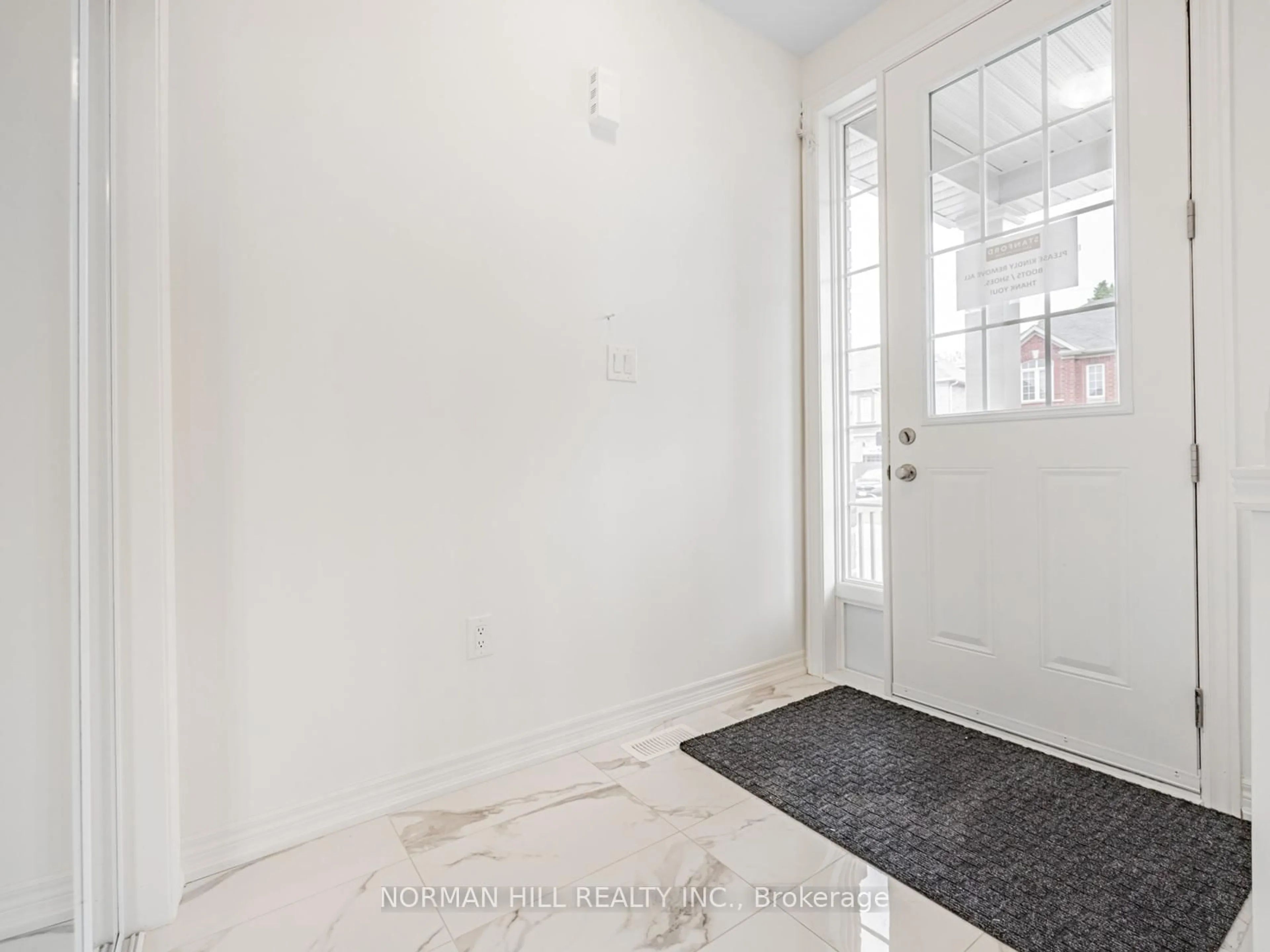 Indoor entryway for 27 Unwind Cres, Brampton Ontario L6X 0B3