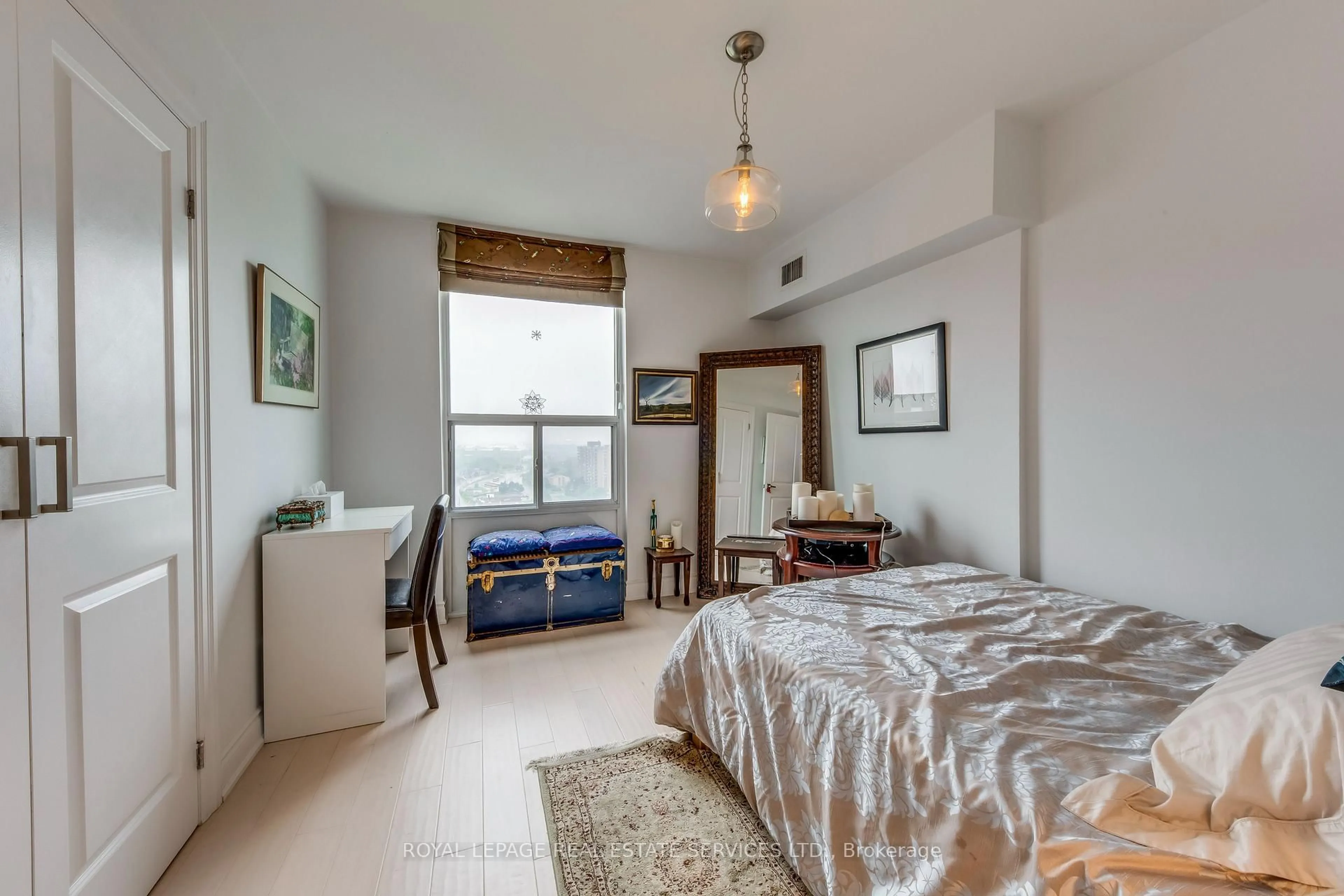 A pic of a room for 1515 Lakeshore Rd #PH09, Mississauga Ontario L5E 3E3