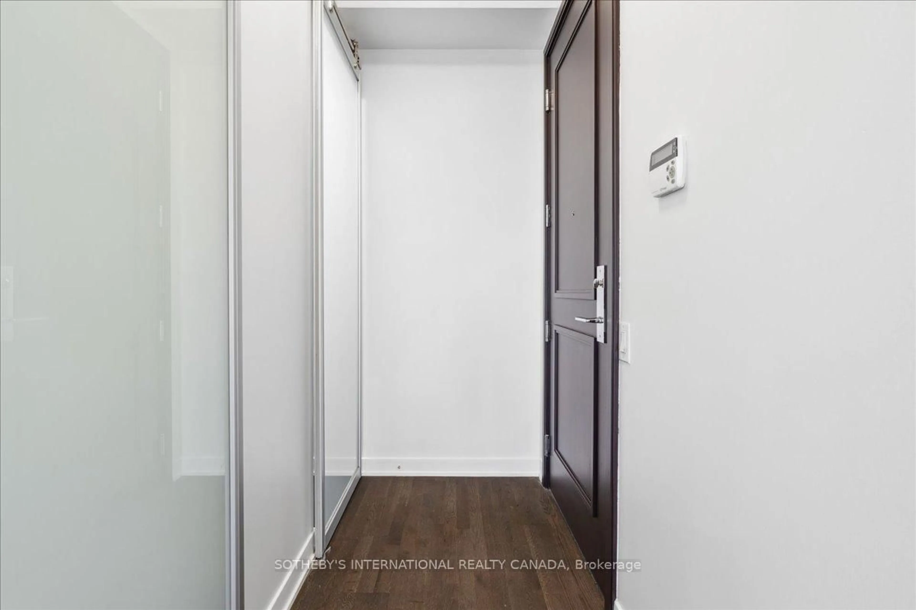 Indoor entryway for 90 Park Lawn Rd #915, Toronto Ontario M8Y 0B6