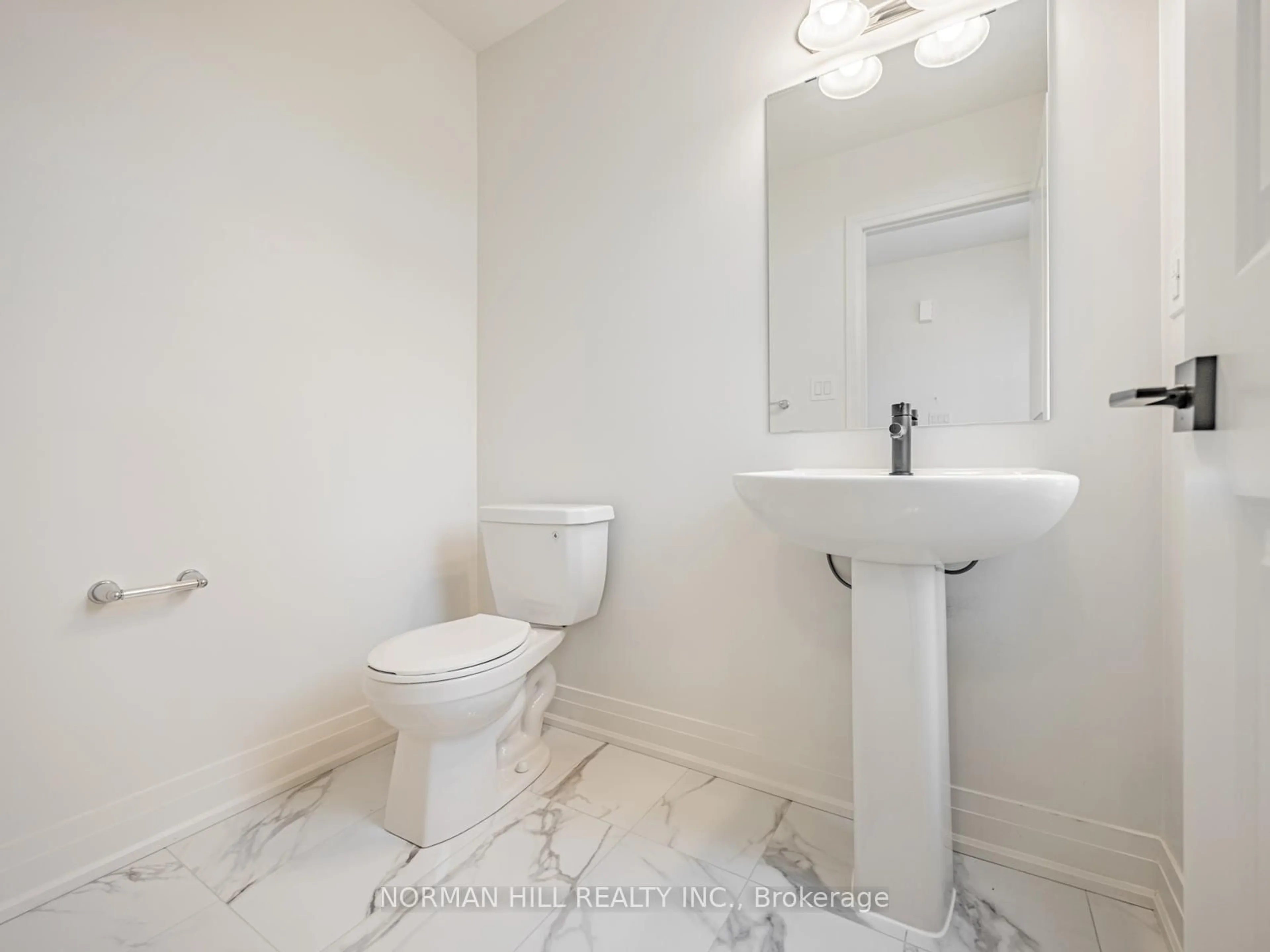 Standard bathroom, ceramic/tile floor for 3 Lilestone Dr, Brampton Ontario L6X 0B3