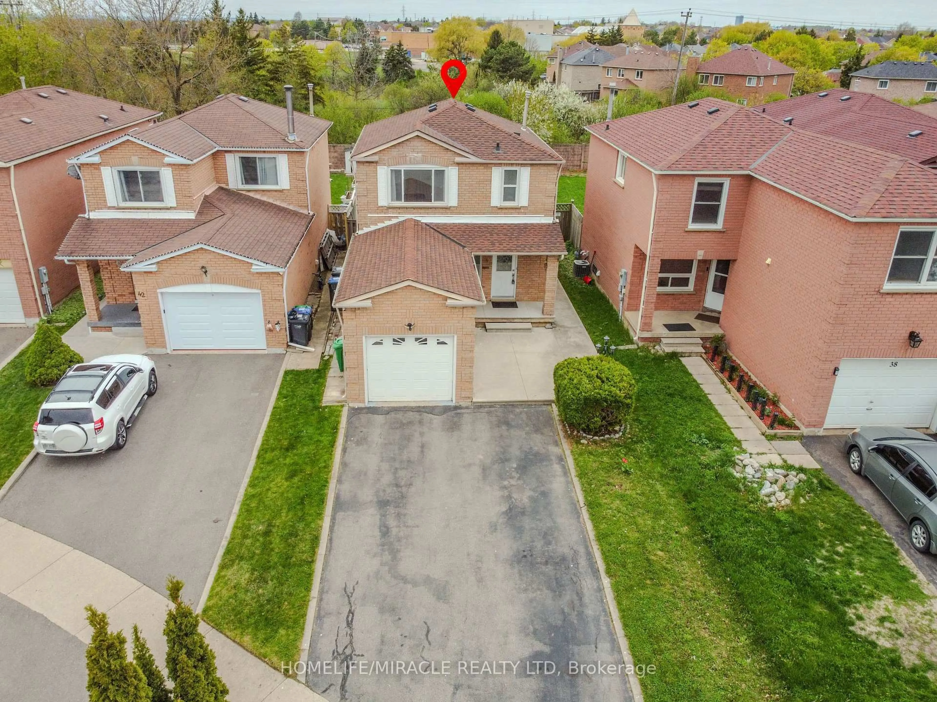 A pic from outside/outdoor area/front of a property/back of a property/a pic from drone, street for 40 Calmist Cres, Brampton Ontario L6Y 4L6