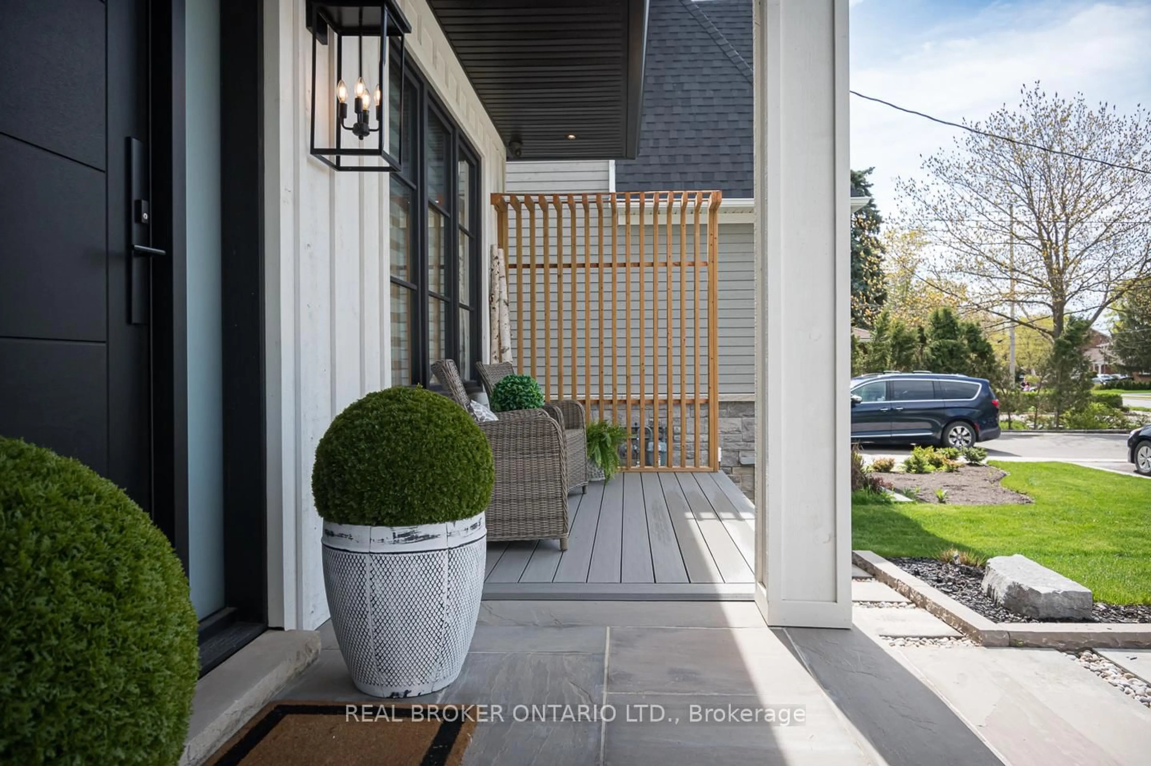 Indoor entryway for 307 Martin St, Milton Ontario L9T 2R7