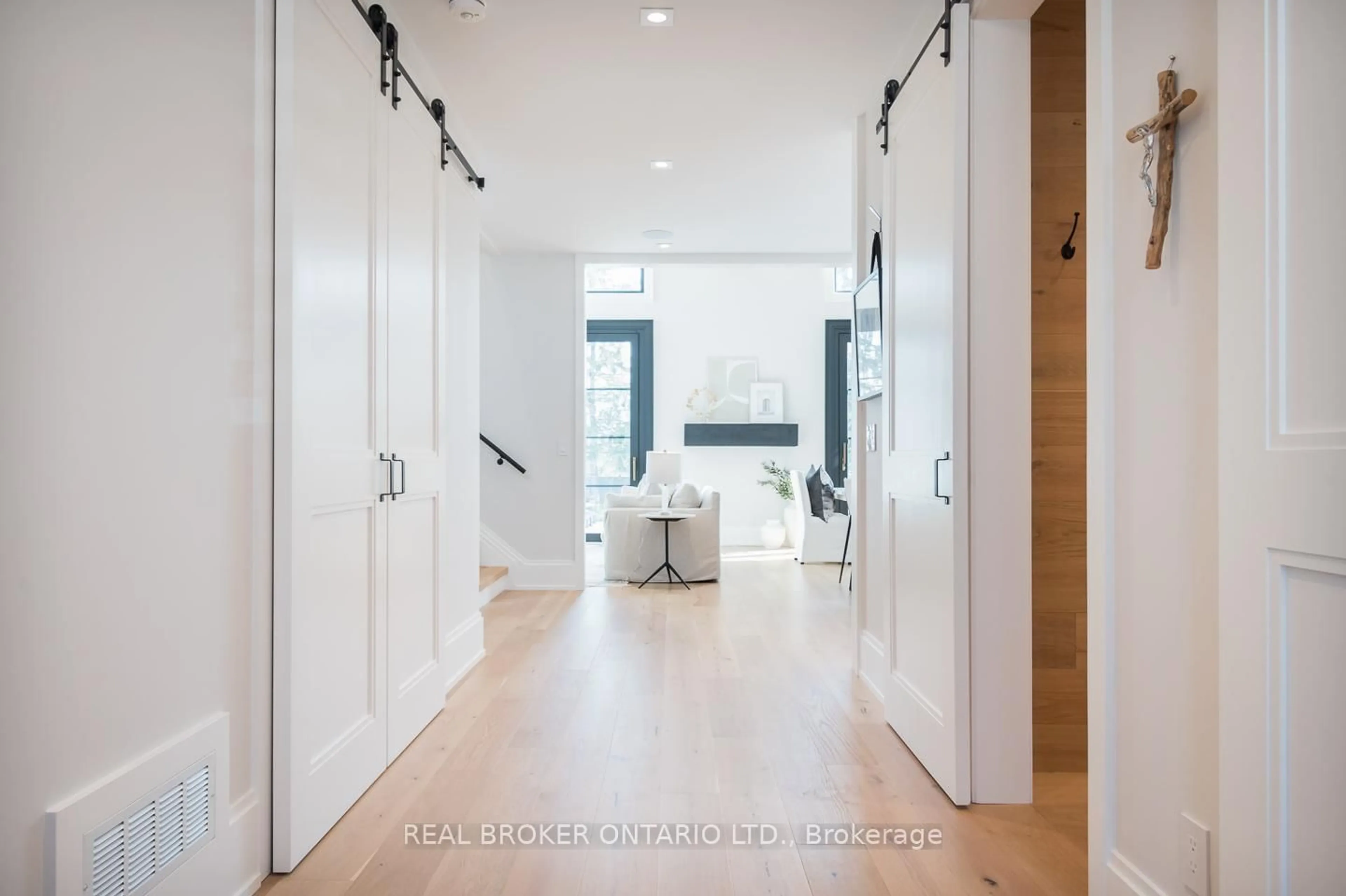 Indoor entryway for 307 Martin St, Milton Ontario L9T 2R7