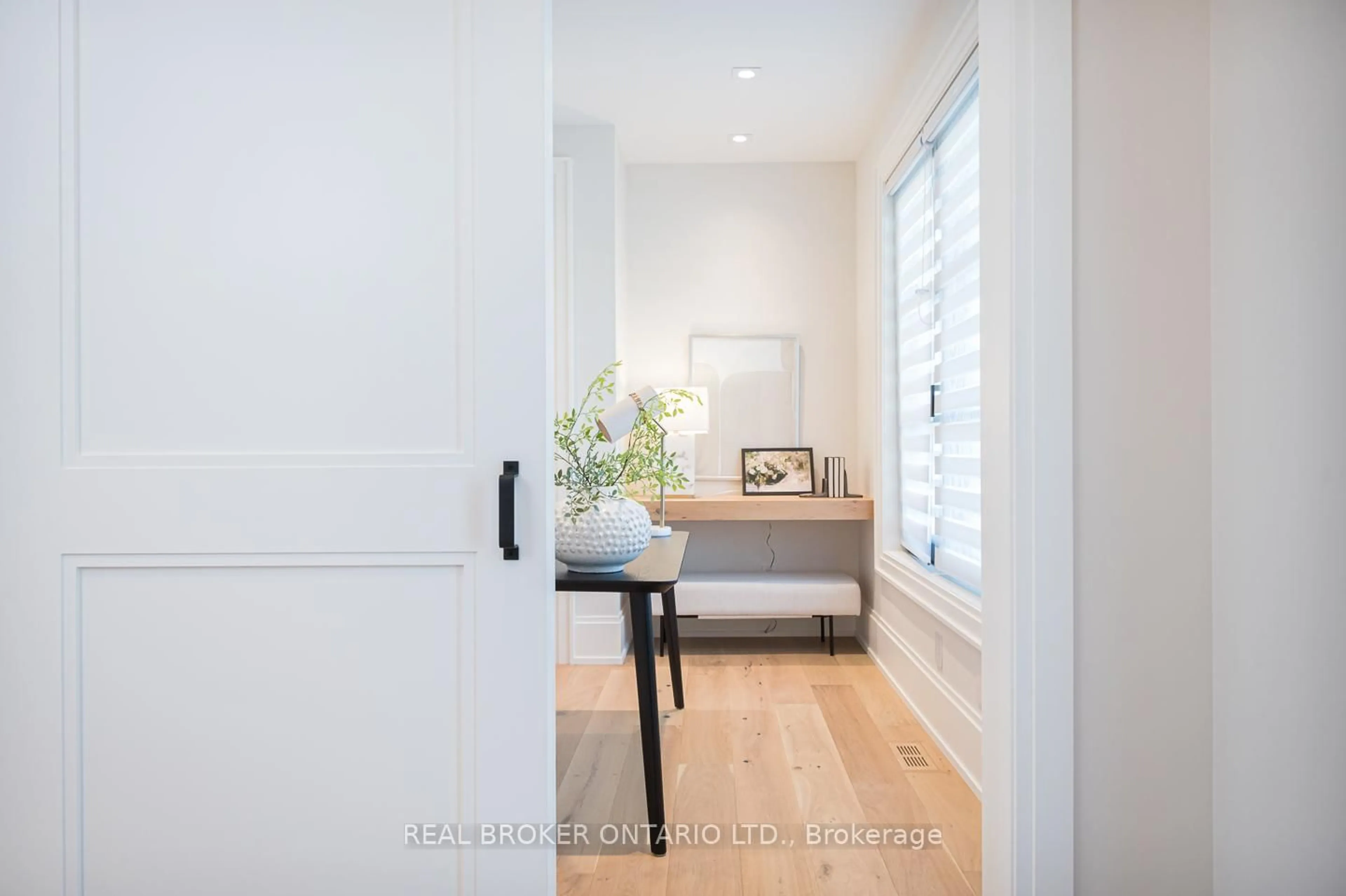 Indoor entryway for 307 Martin St, Milton Ontario L9T 2R7