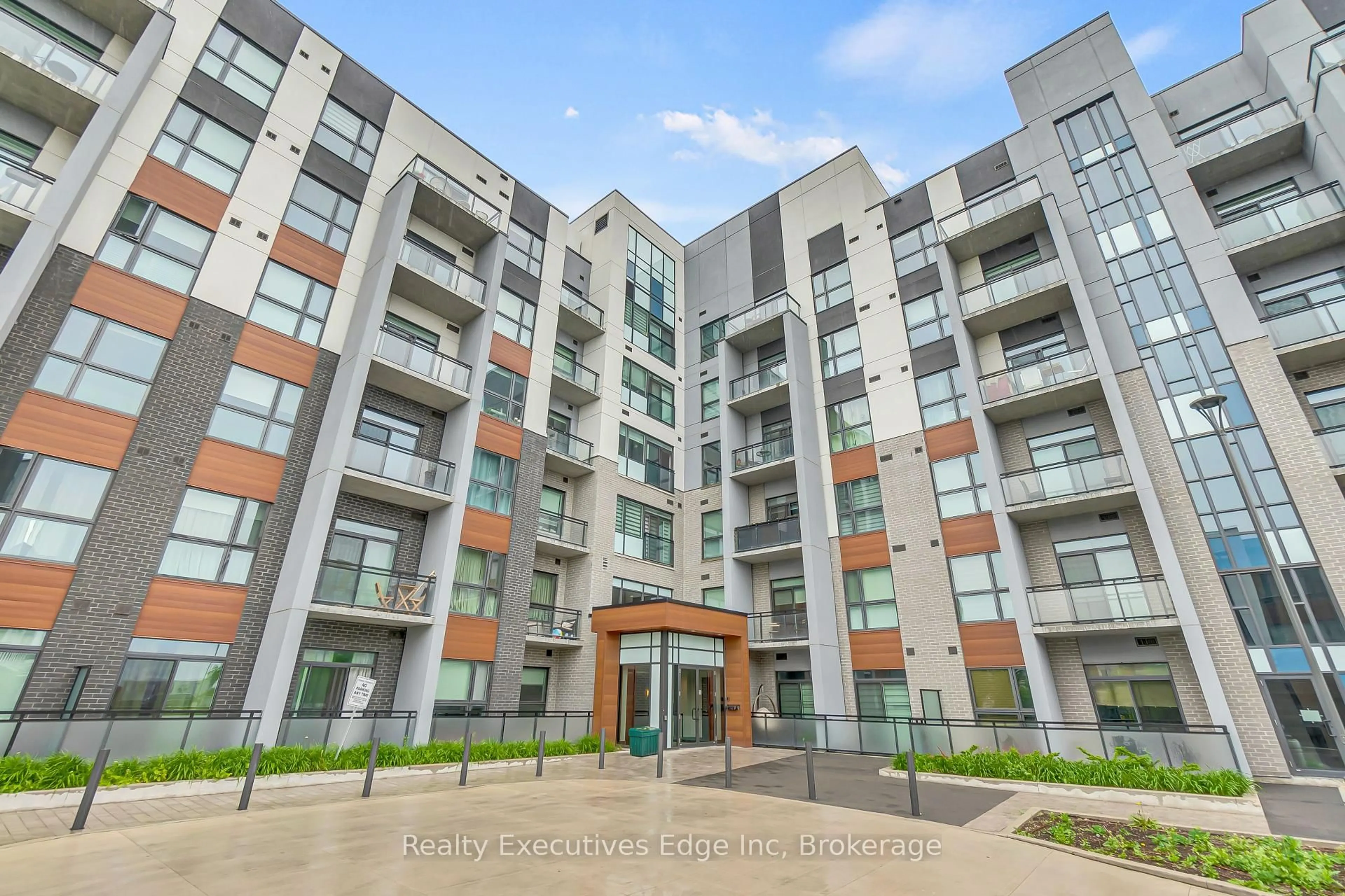Patio, building for 50 Kaitting Tr #304, Oakville Ontario L6M 5N3