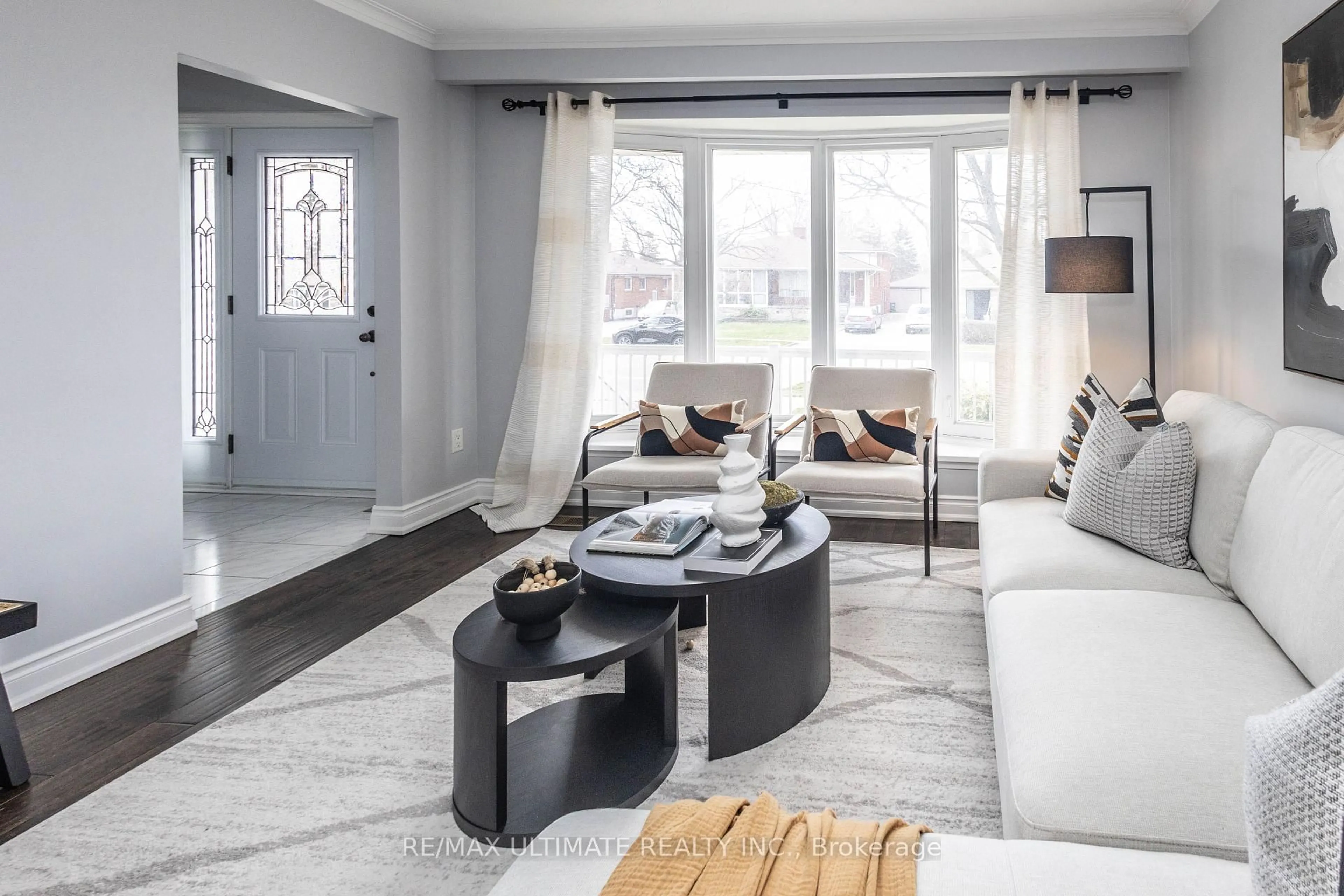 Living room with furniture, unknown for 3641 Holden Cres, Mississauga Ontario L5A 2V9