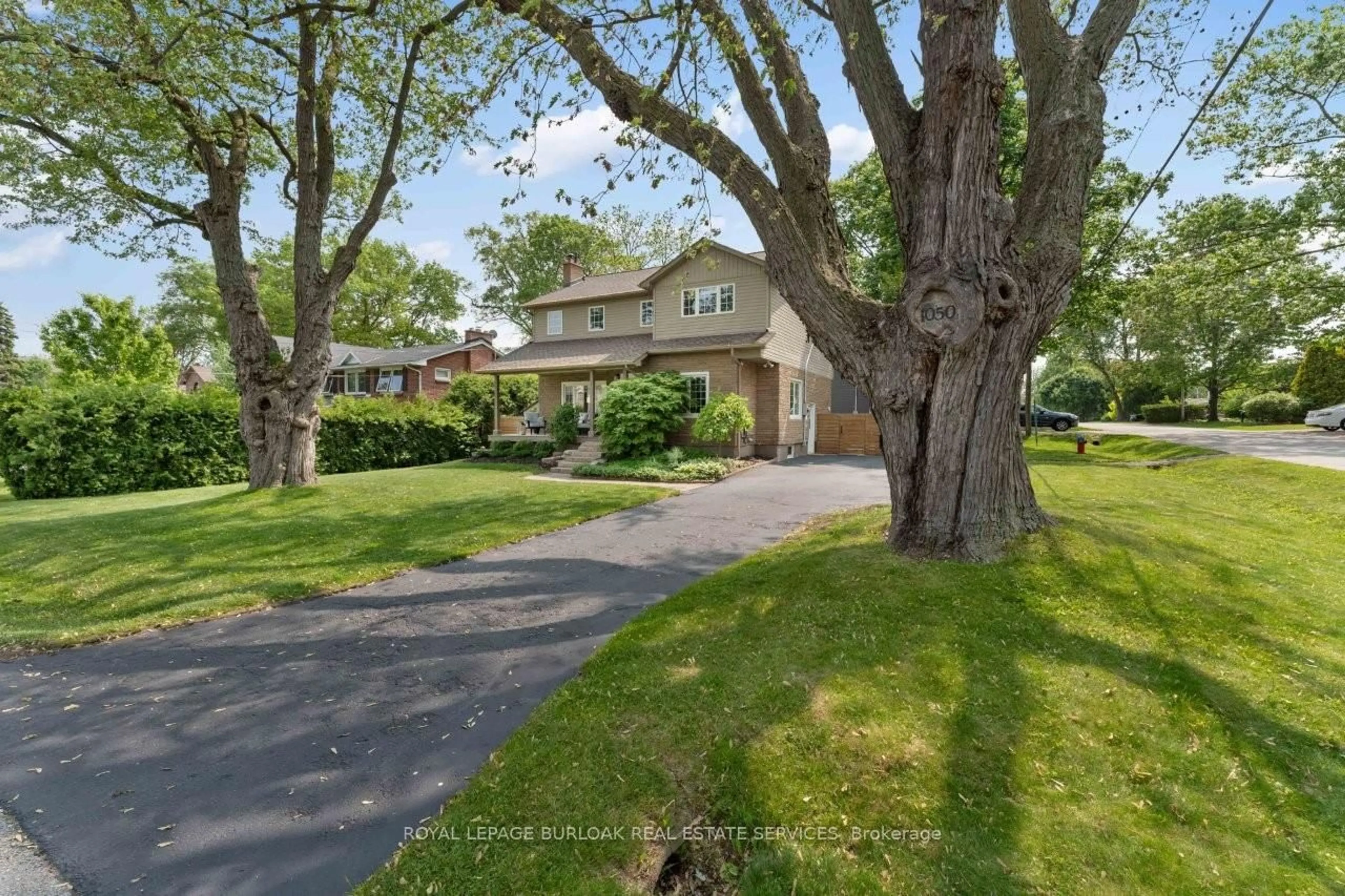 A pic from outside/outdoor area/front of a property/back of a property/a pic from drone, street for 1050 St. Matthew's Ave, Burlington Ontario L7T 2J4