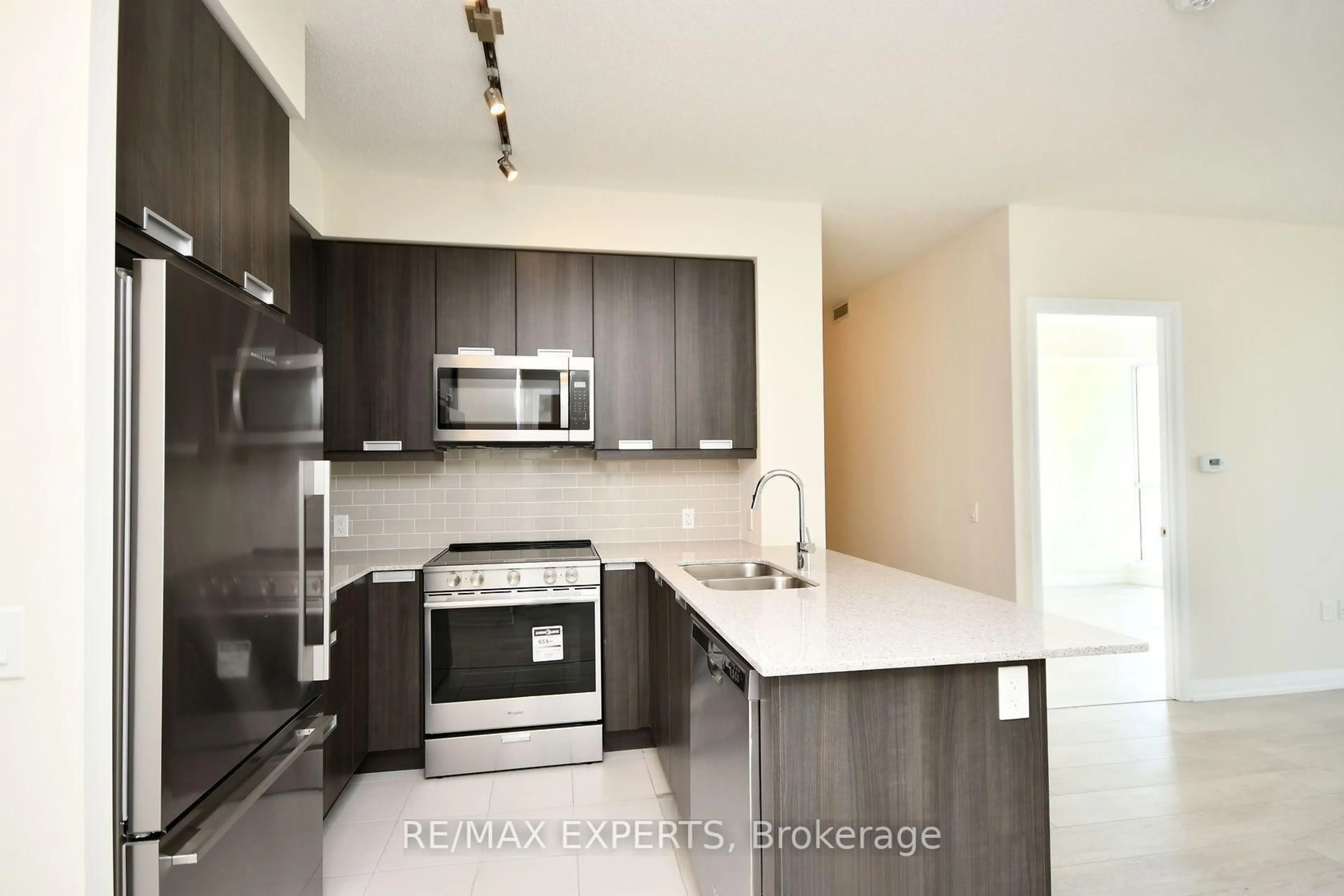 Standard kitchen, unknown for 35 Watergarden Dr #2915, Mississauga Ontario L5R 0G8