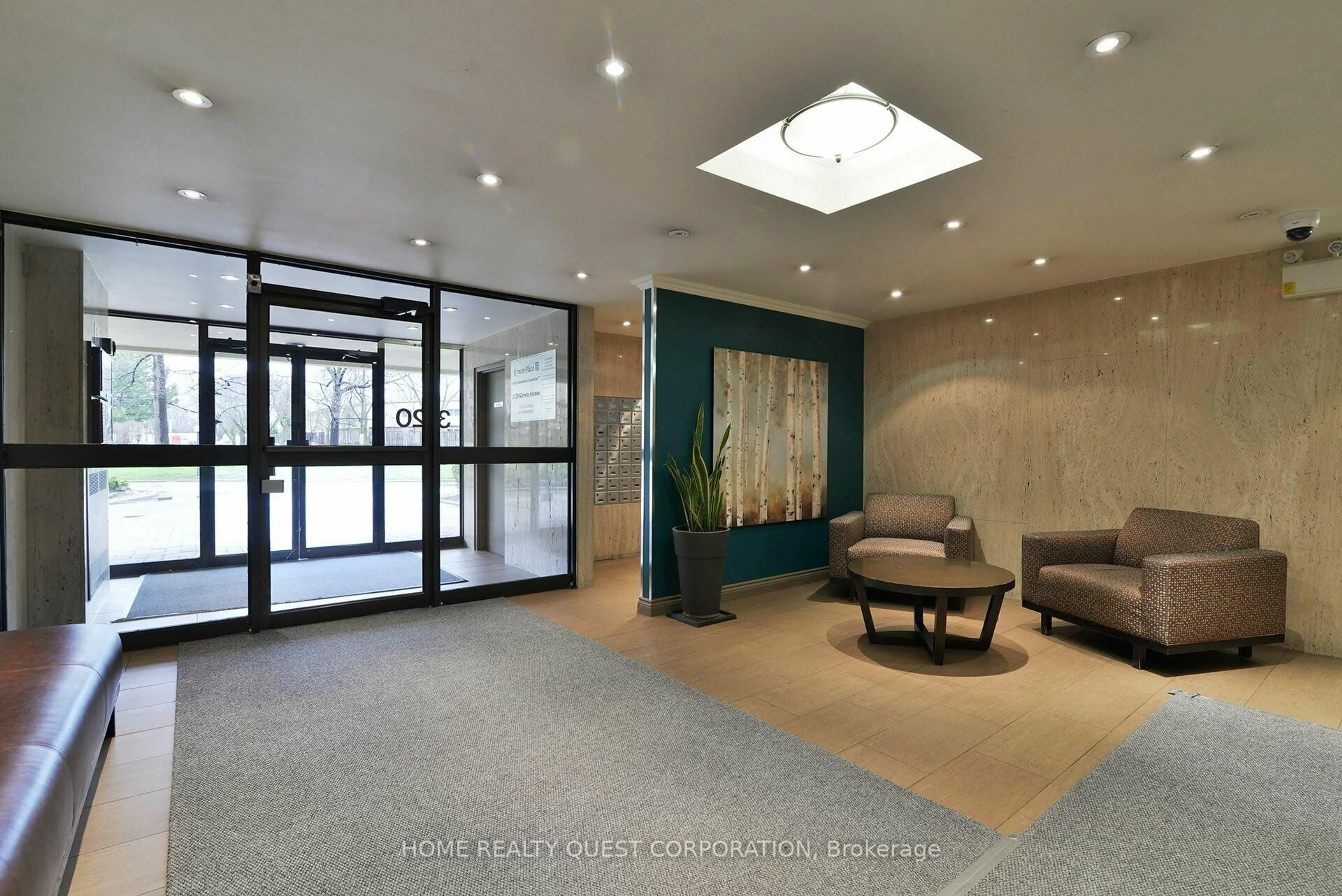 Indoor foyer for 3120 Kirwin Ave #605, Mississauga Ontario L5A 3R2
