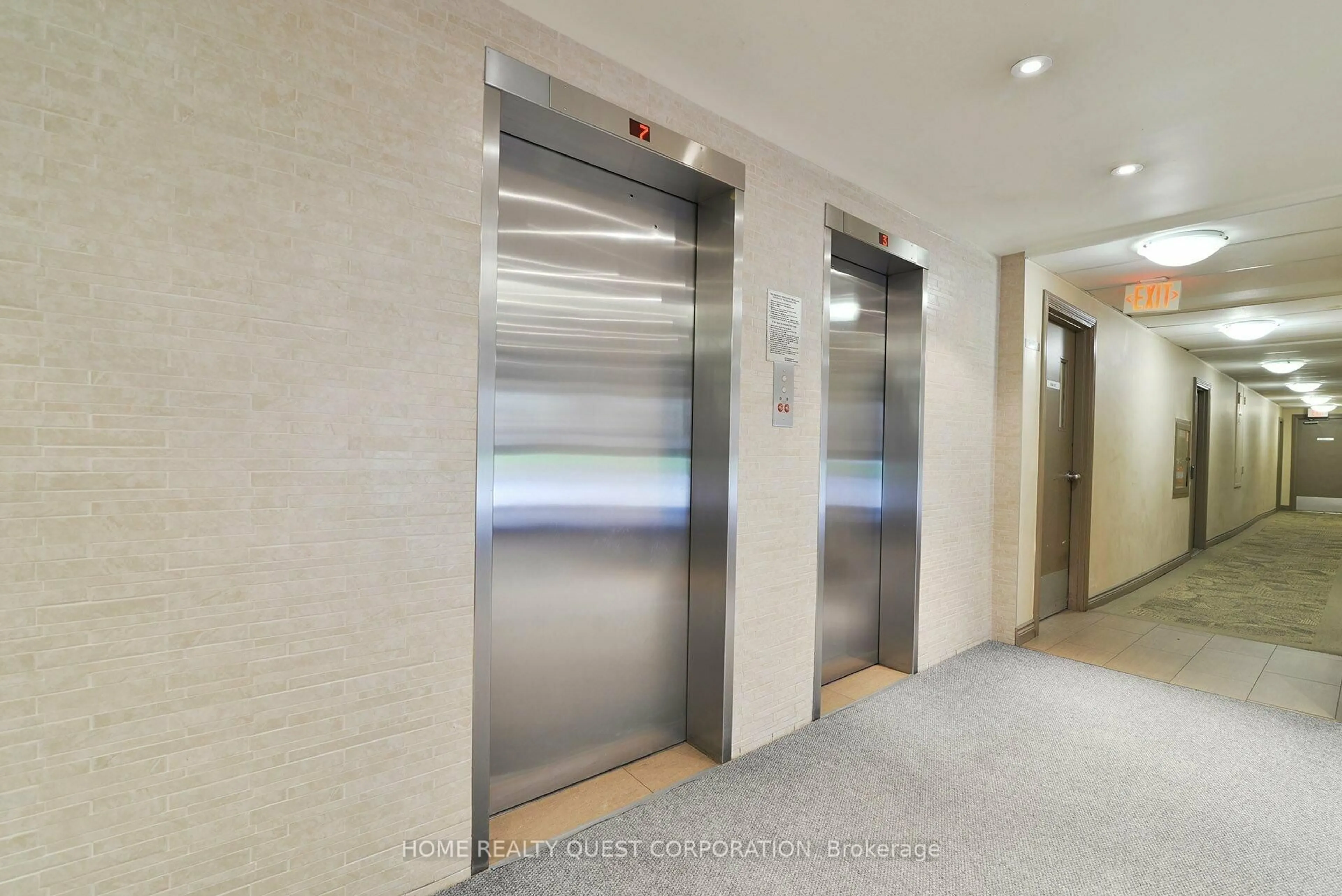 Indoor foyer for 3120 Kirwin Ave #605, Mississauga Ontario L5A 3R2