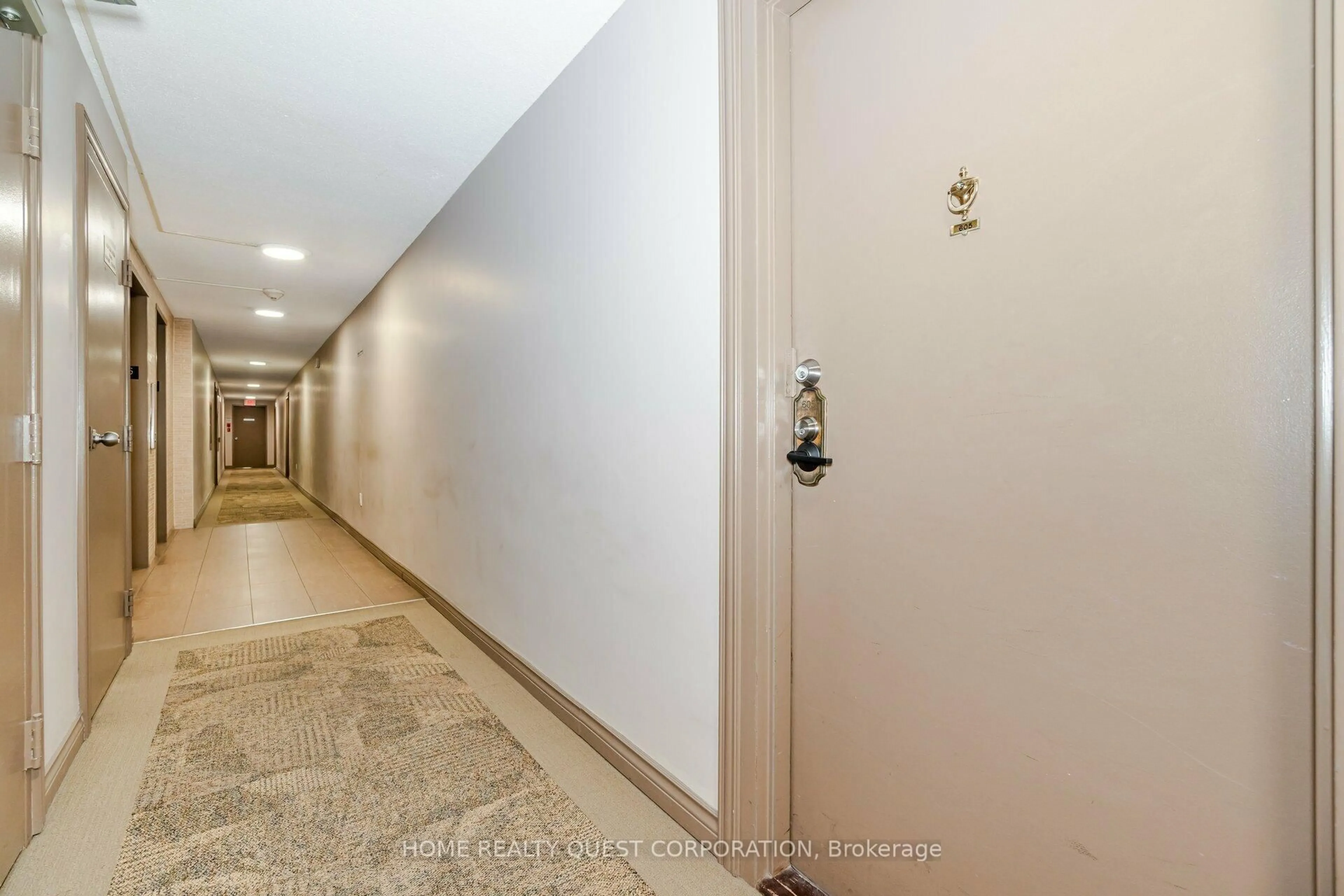 Indoor foyer for 3120 Kirwin Ave #605, Mississauga Ontario L5A 3R2