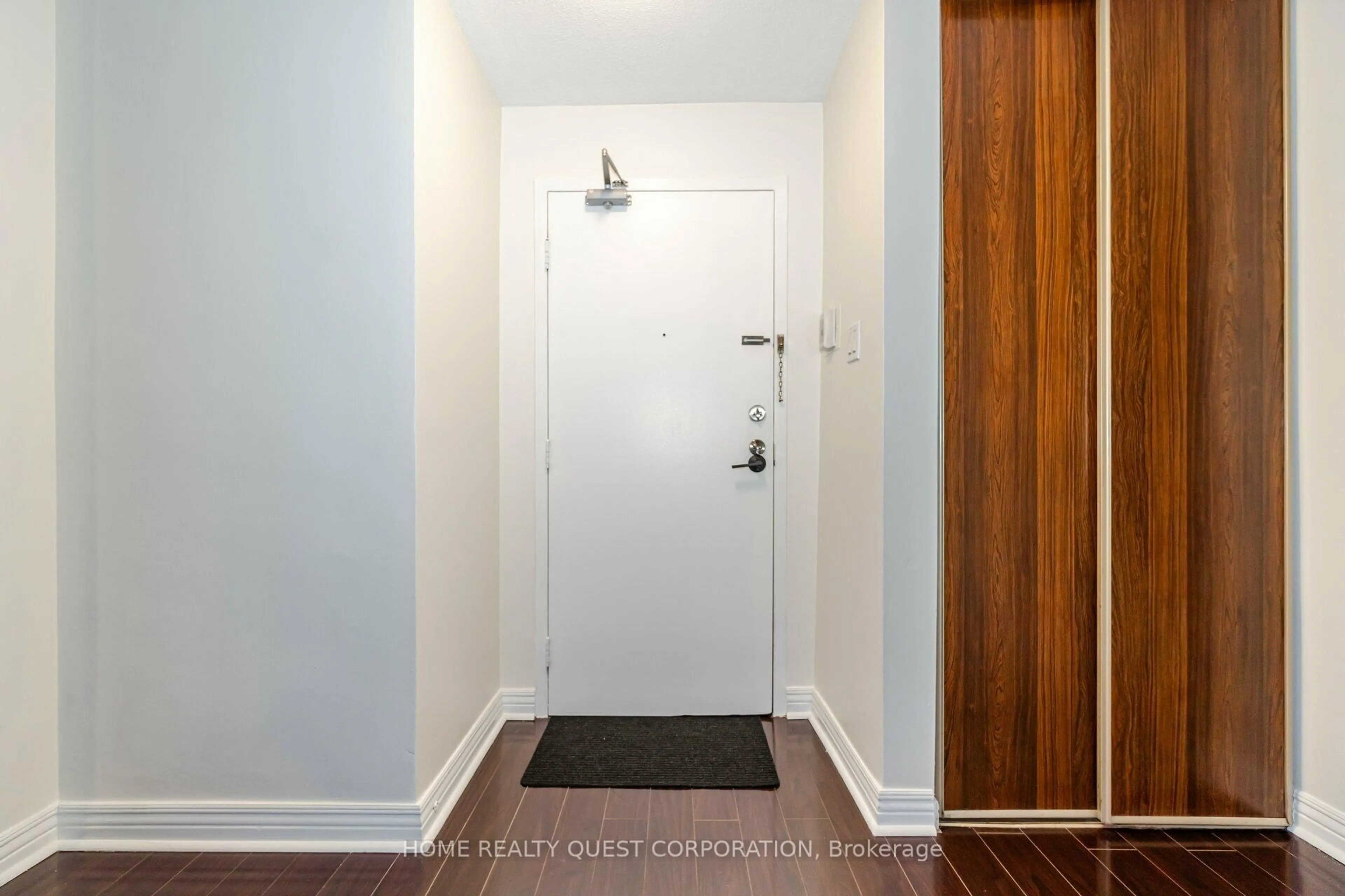 Indoor entryway for 3120 Kirwin Ave #605, Mississauga Ontario L5A 3R2
