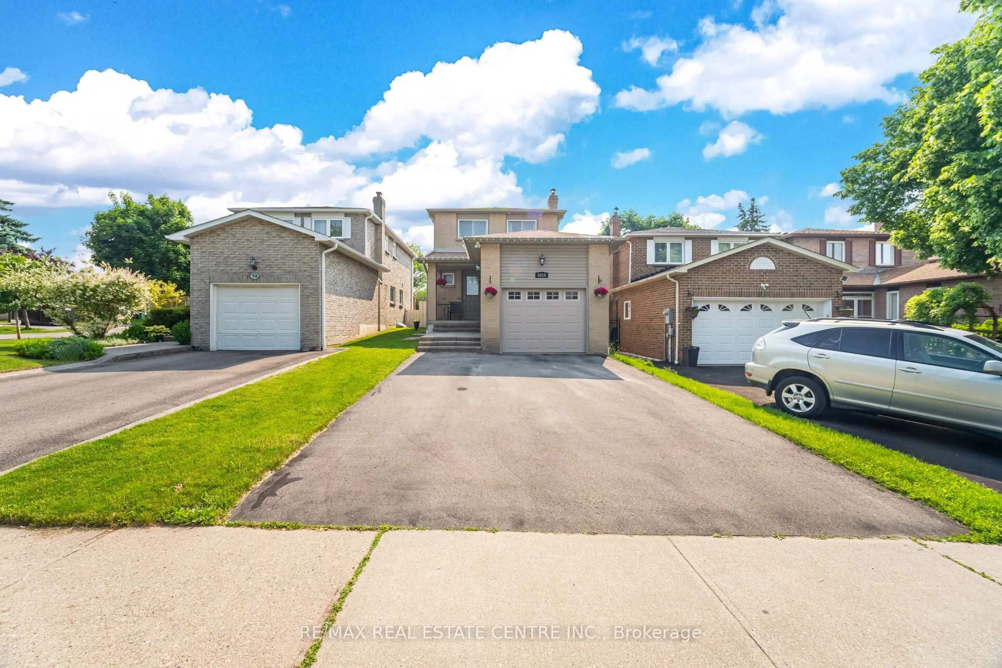 A pic from outside/outdoor area/front of a property/back of a property/a pic from drone, street for 5860 Shay Downs, Mississauga Ontario L5M 3G3