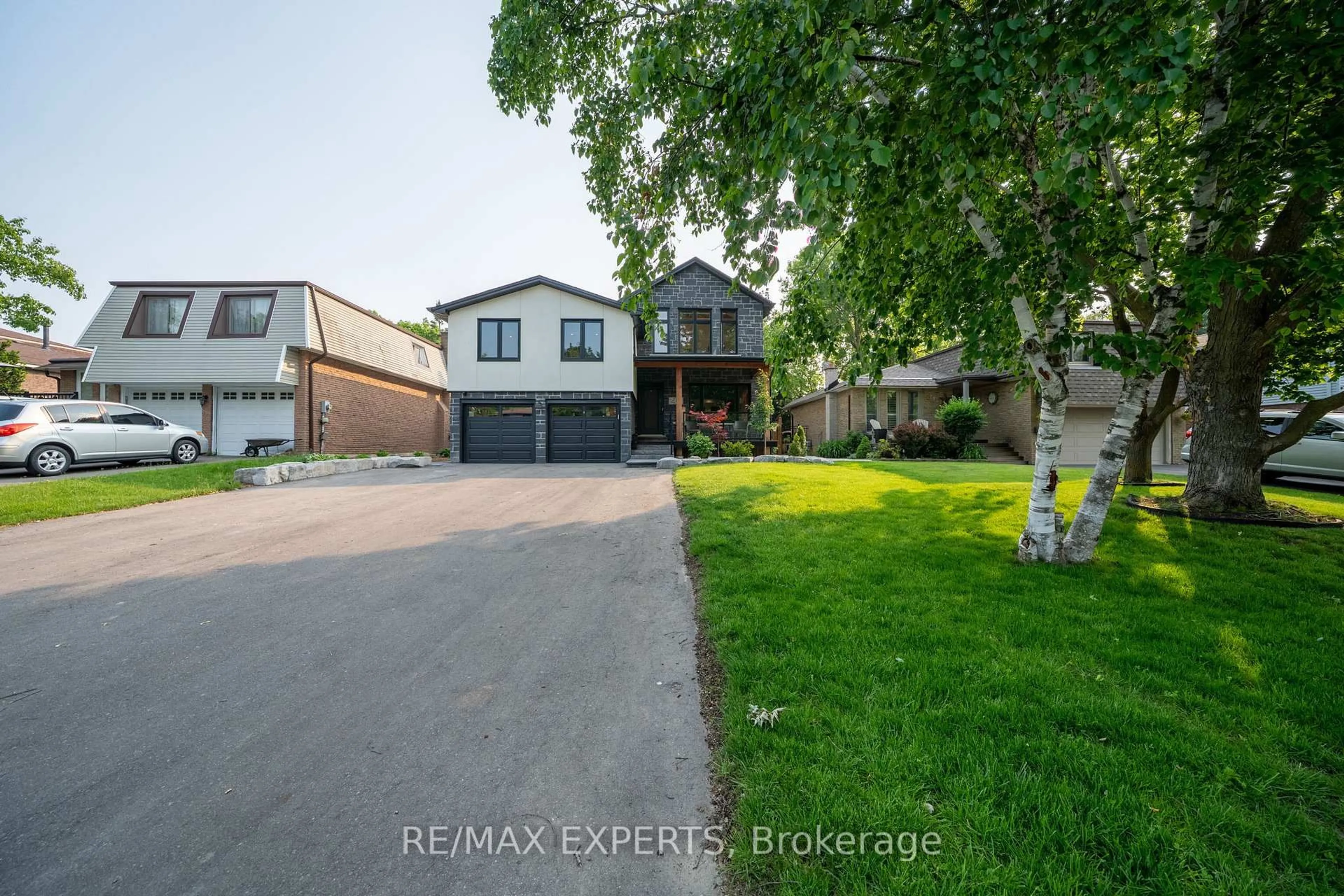A pic from outside/outdoor area/front of a property/back of a property/a pic from drone, street for 212 Ridge Rd, Caledon Ontario L7E 4W1