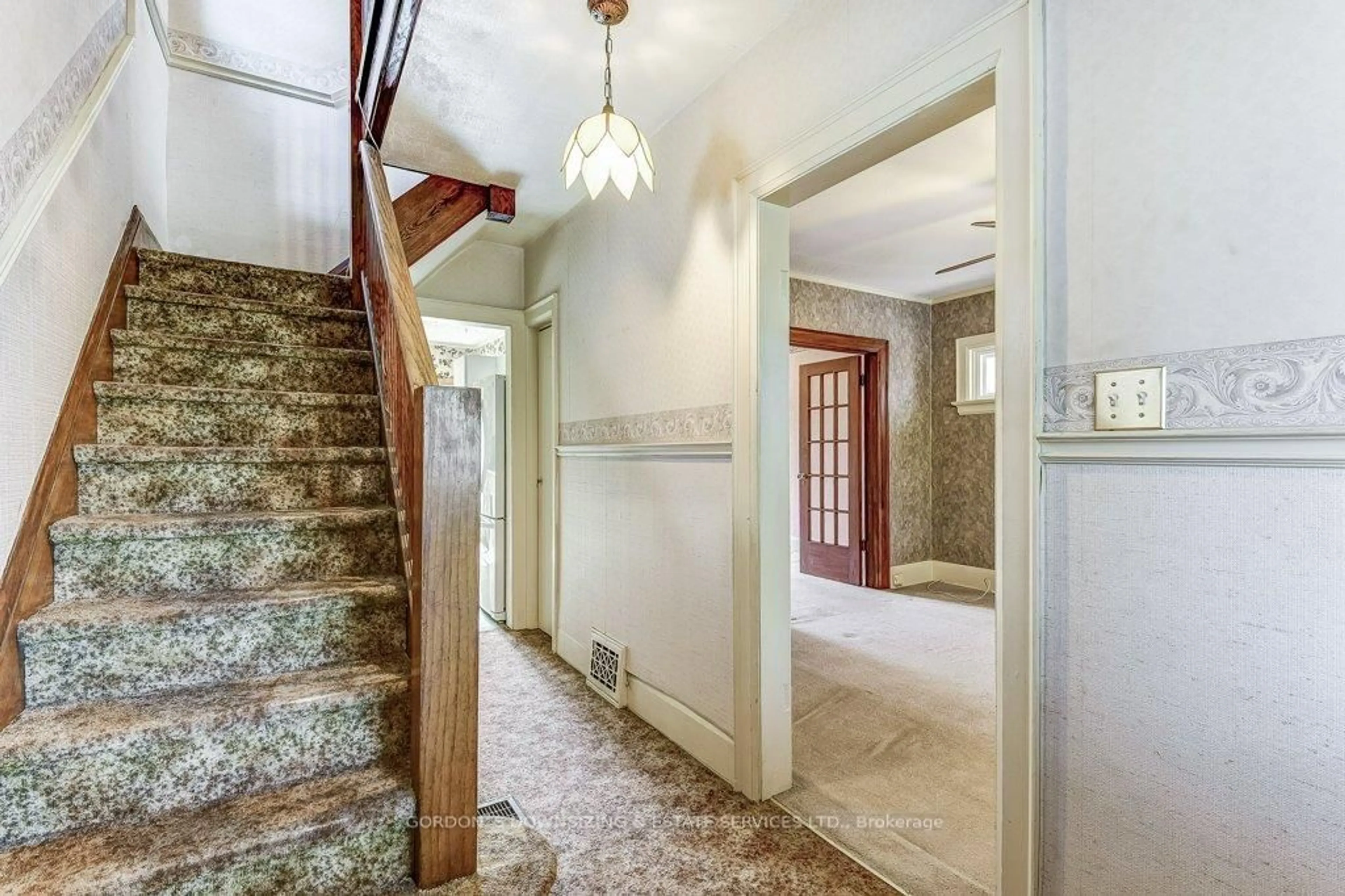 Indoor foyer for 335 Blackthorn Ave, Toronto Ontario M6M 3B8