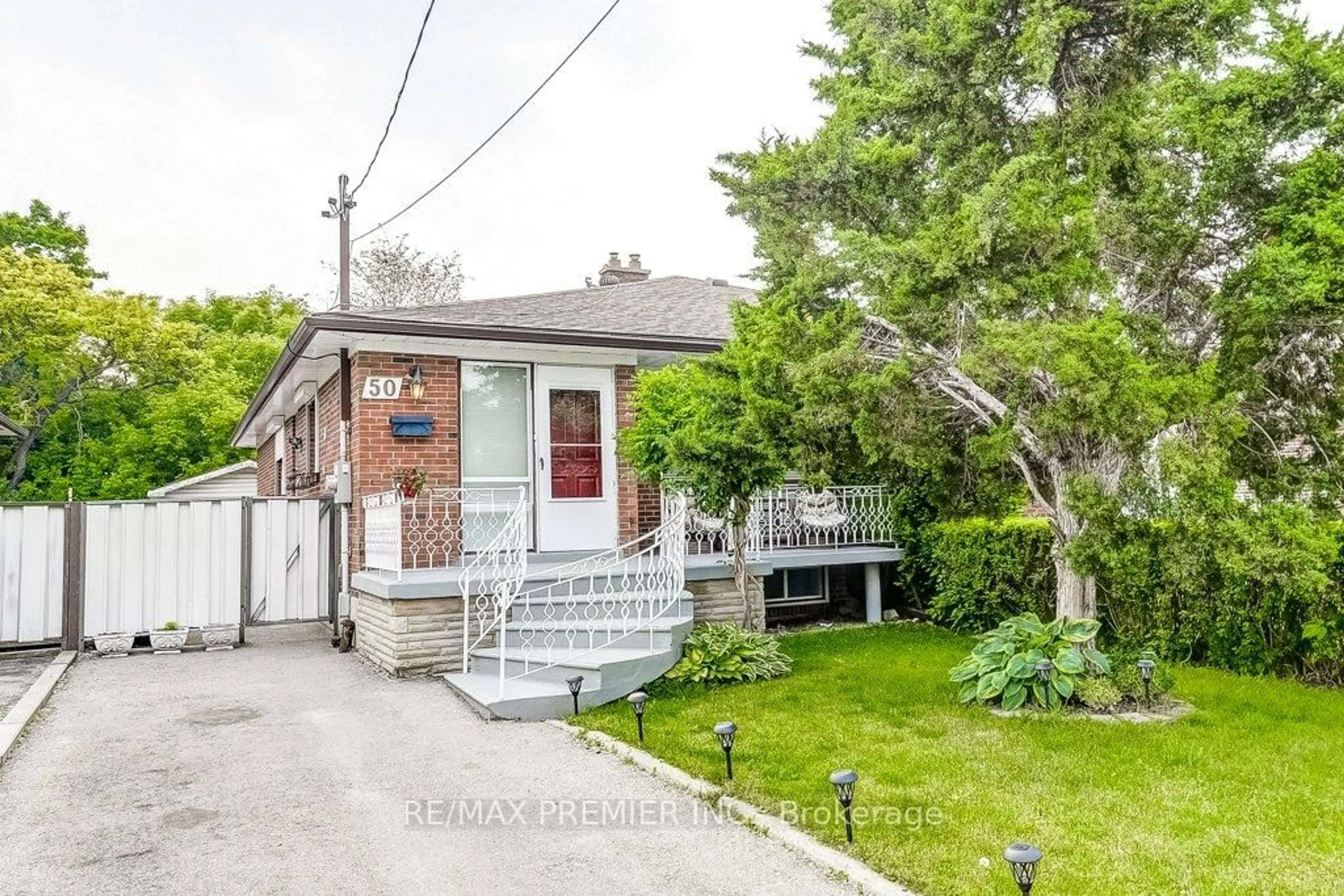 Patio, street for 50 Fernando Rd, Toronto Ontario M9M 2P6