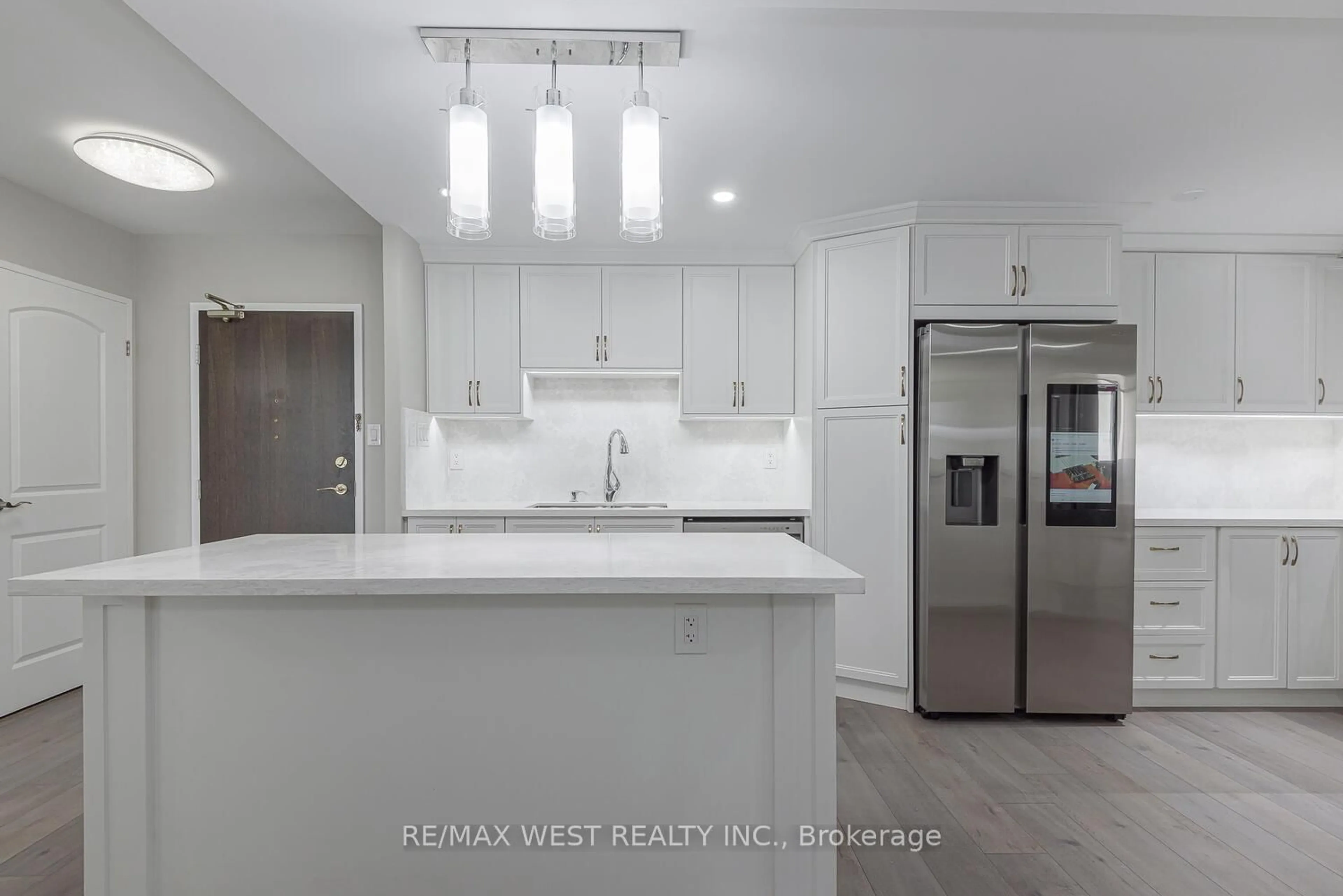 Open concept kitchen, ceramic/tile floor for 820 Burnhamthorpe Rd #1104, Toronto Ontario M9C 4W2