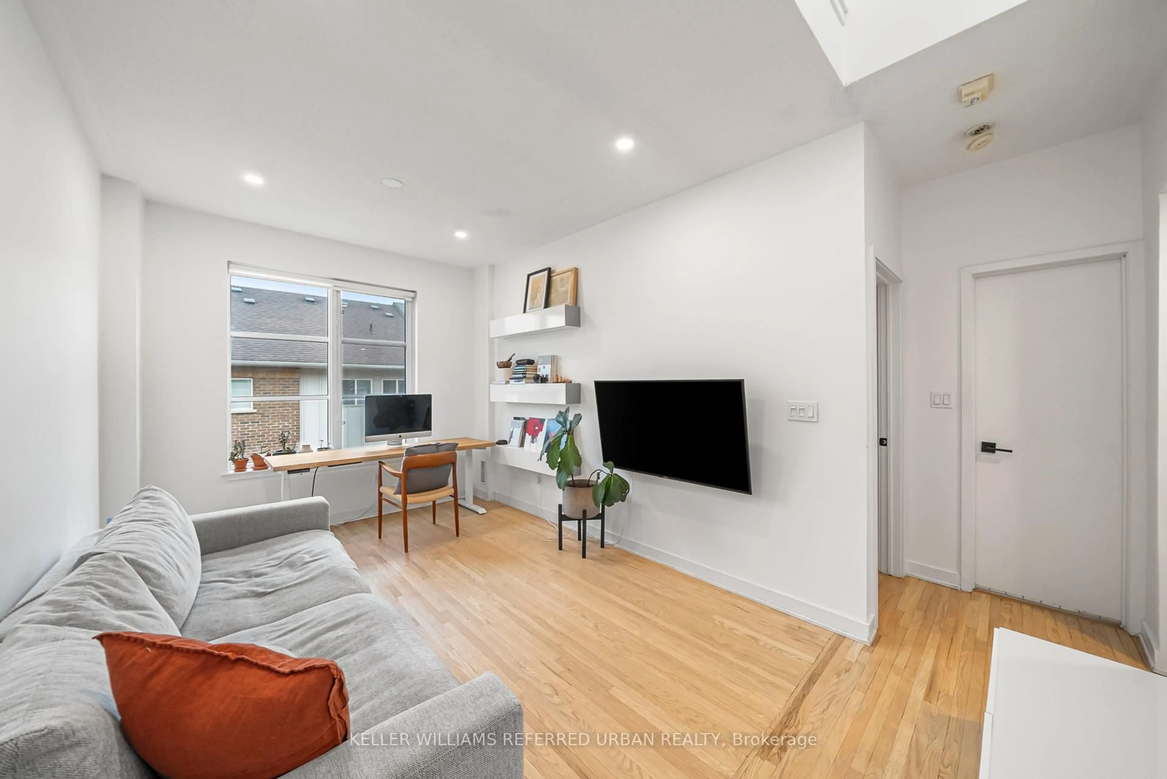Living room with furniture, unknown for 35 Dekoven Mews #4, Toronto Ontario M6P 4H5