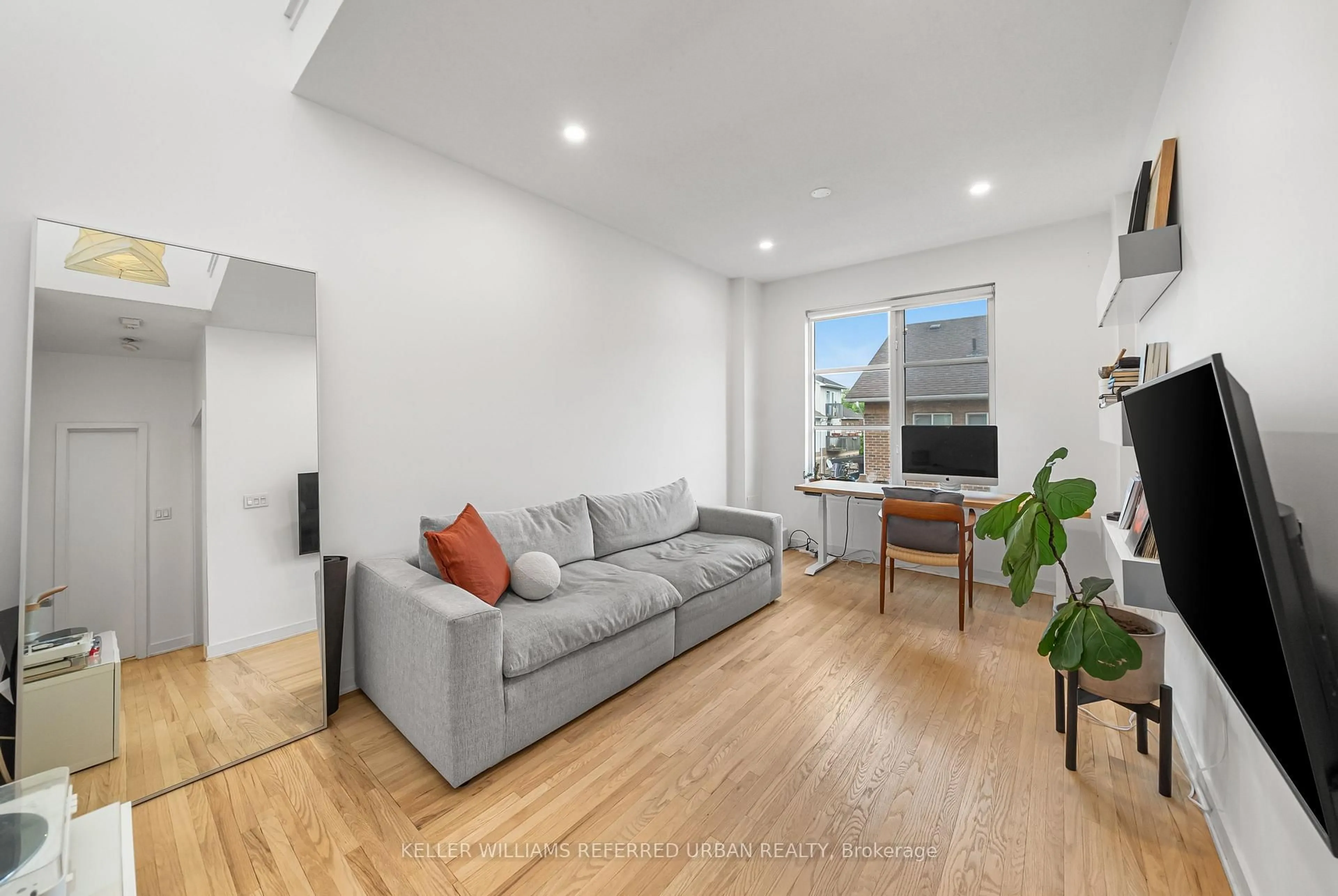Living room with furniture, unknown for 35 Dekoven Mews #4, Toronto Ontario M6P 4H5