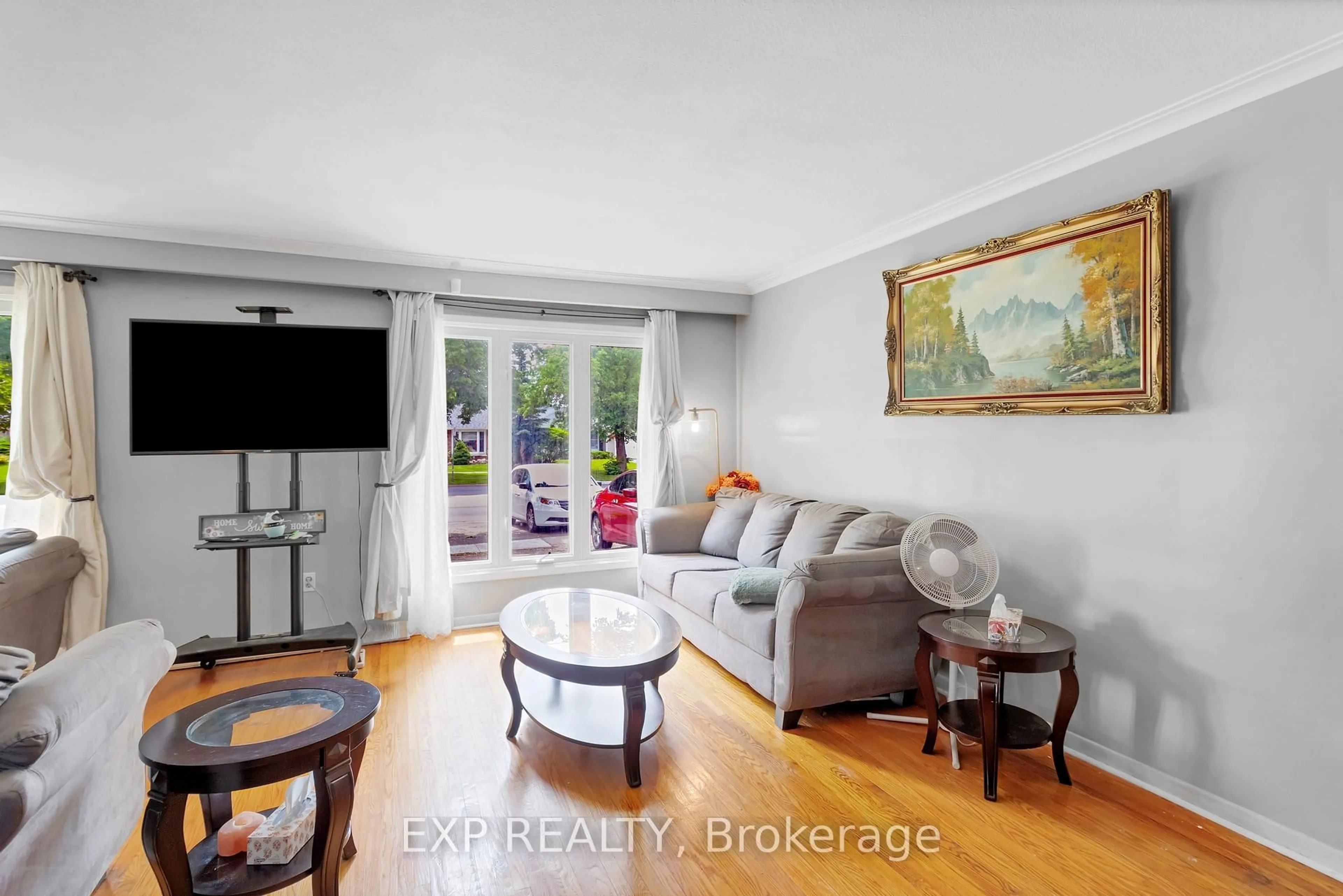 Living room with furniture, unknown for 111 Mountainview Rd, Halton Hills Ontario L7G 4K2