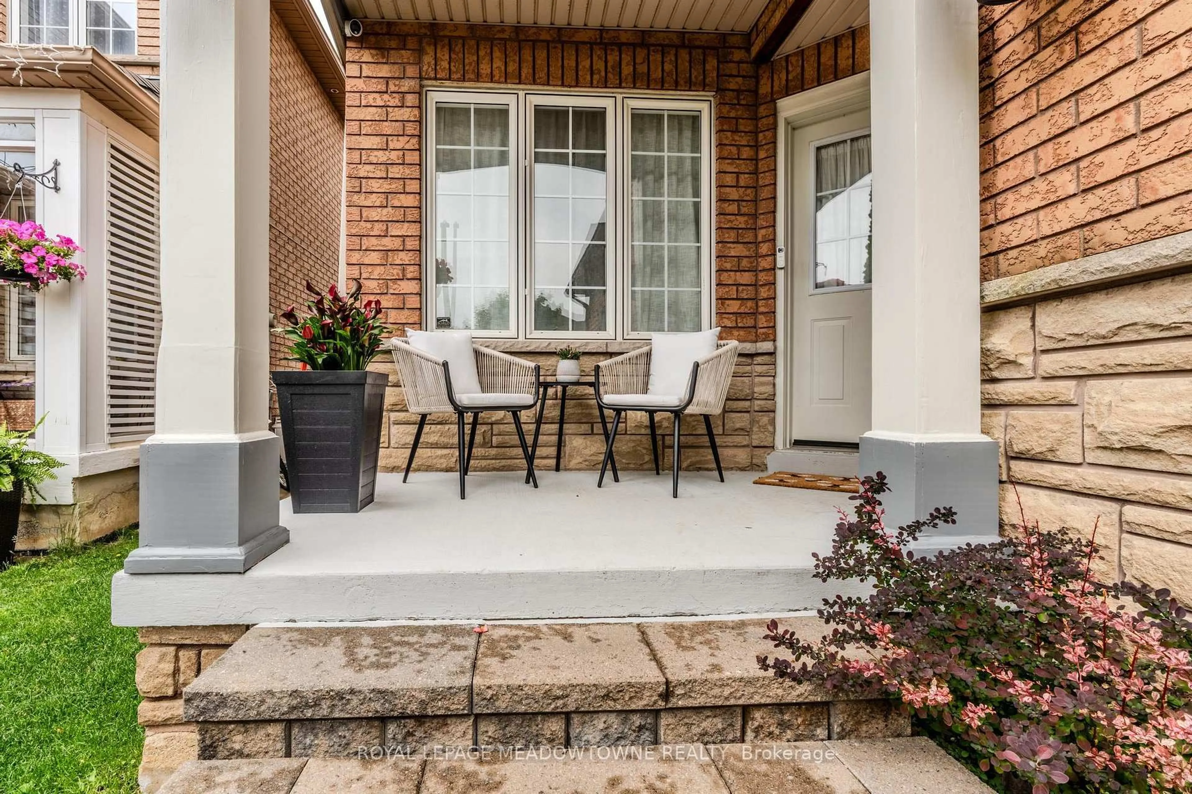 Patio, street for 3206 Apricot St, Mississauga Ontario L5N 8A8