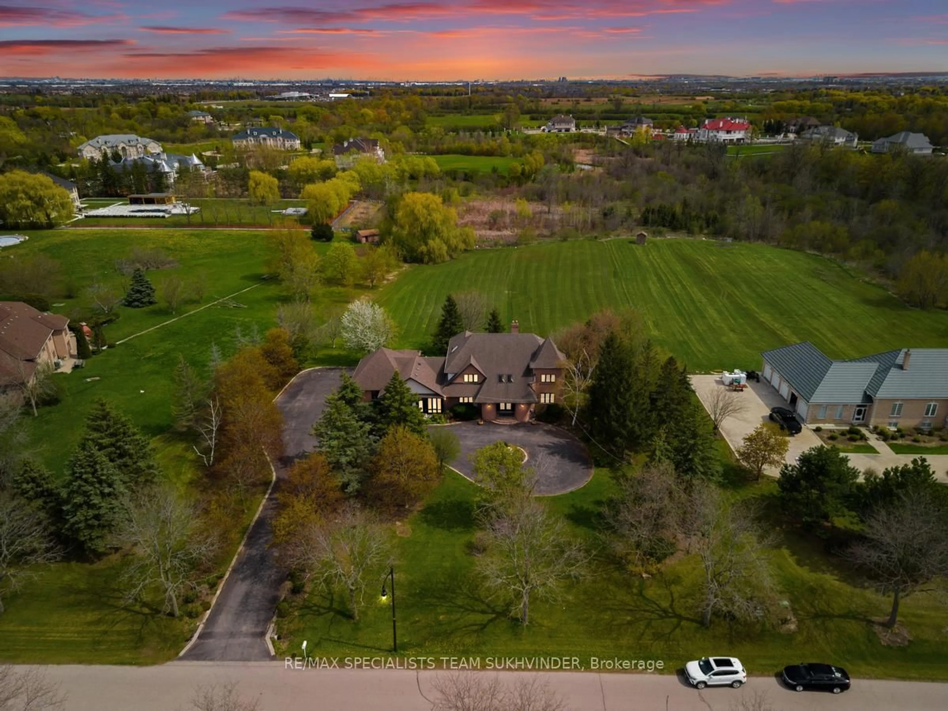 A pic from outside/outdoor area/front of a property/back of a property/a pic from drone, unknown for 22 Bowman Ave, Brampton Ontario L6P 0X5