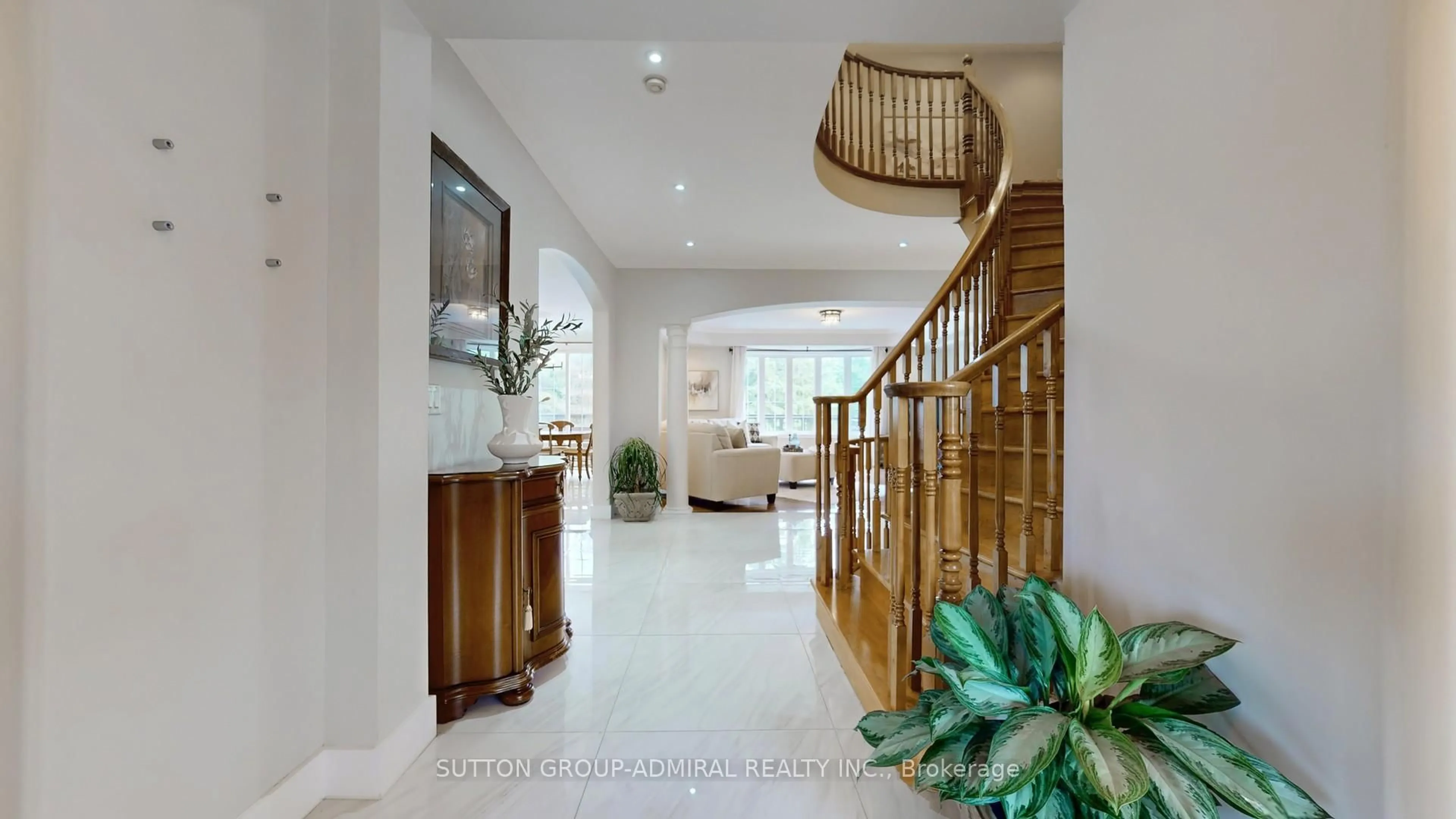 Indoor foyer for 46 Richland Cres, Brampton Ontario L6P 1M8