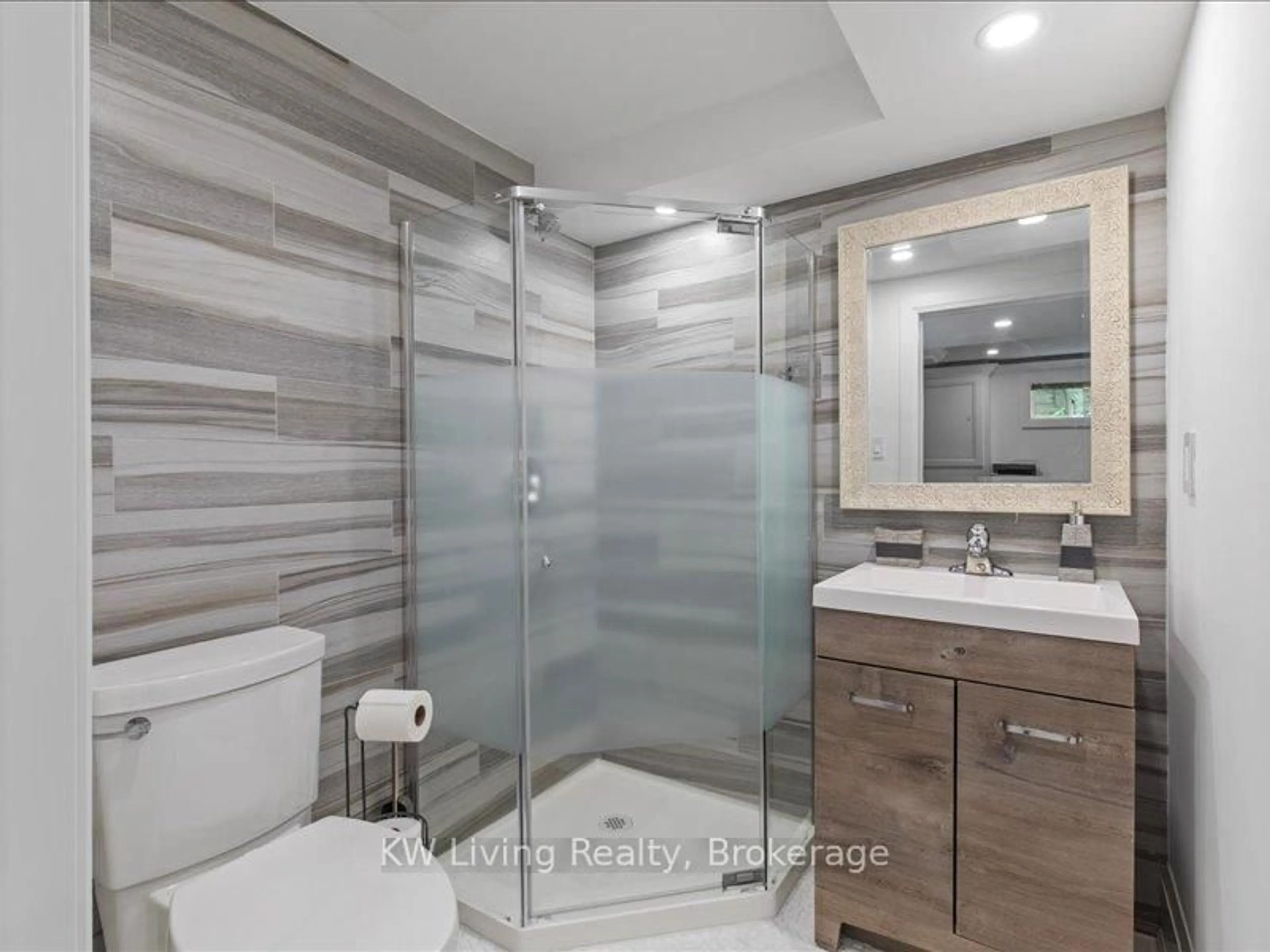 Contemporary bathroom, ceramic/tile floor for 2816 Constable Rd, Mississauga Ontario L5J 1W7