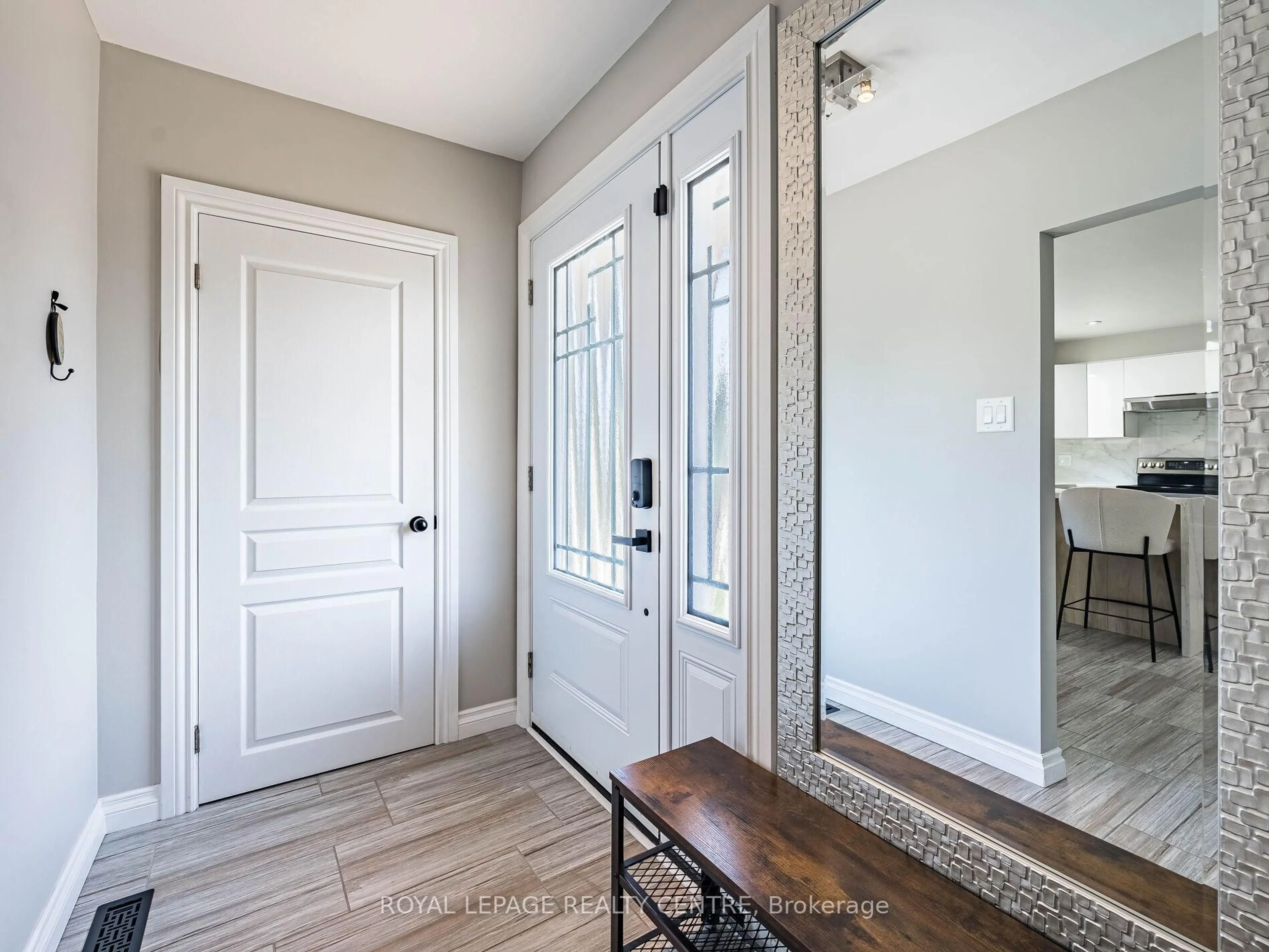 Indoor entryway for 3184 Sunnyhill Dr, Mississauga Ontario L4X 2K4