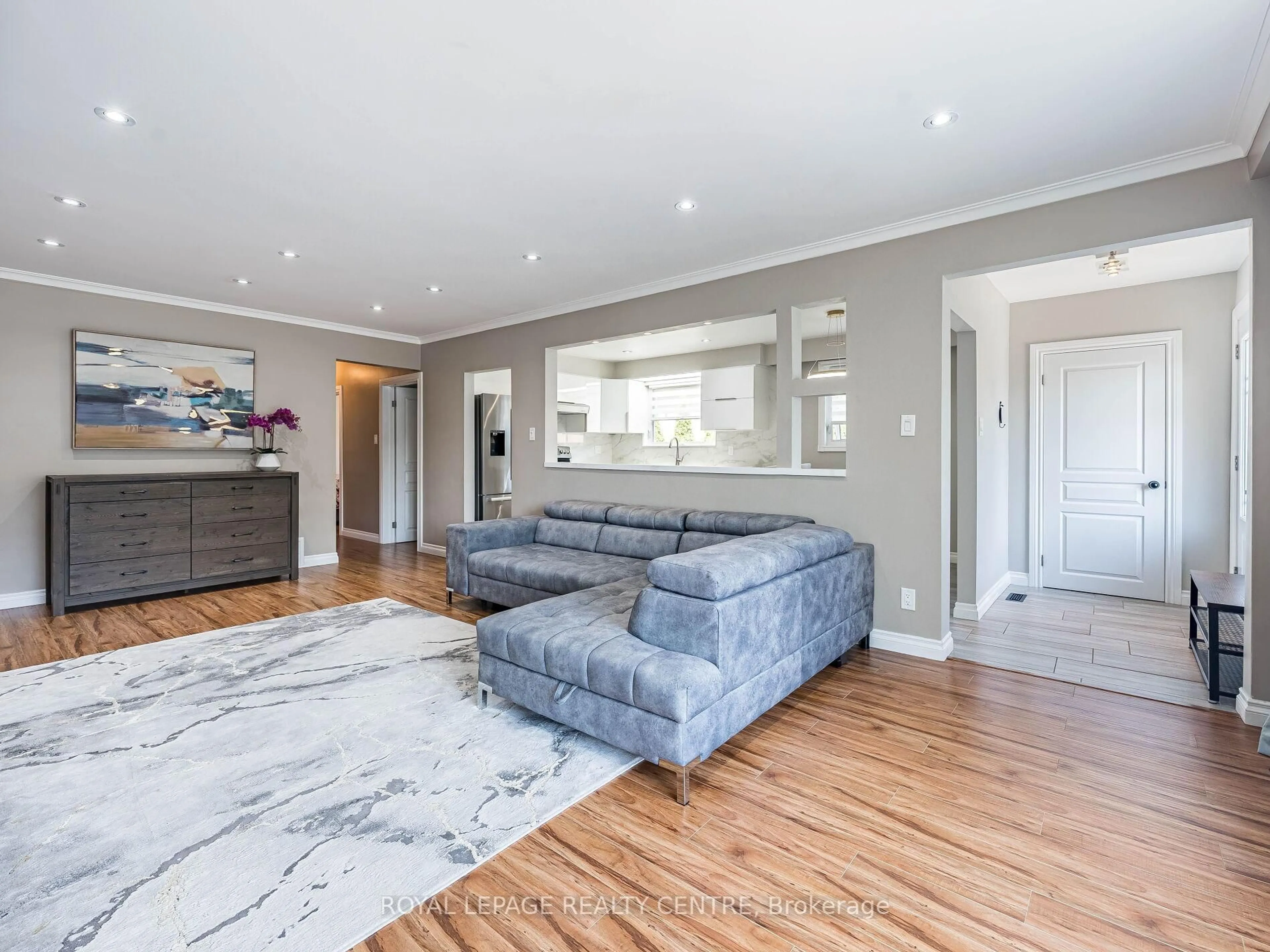 Living room with furniture, unknown for 3184 Sunnyhill Dr, Mississauga Ontario L4X 2K4