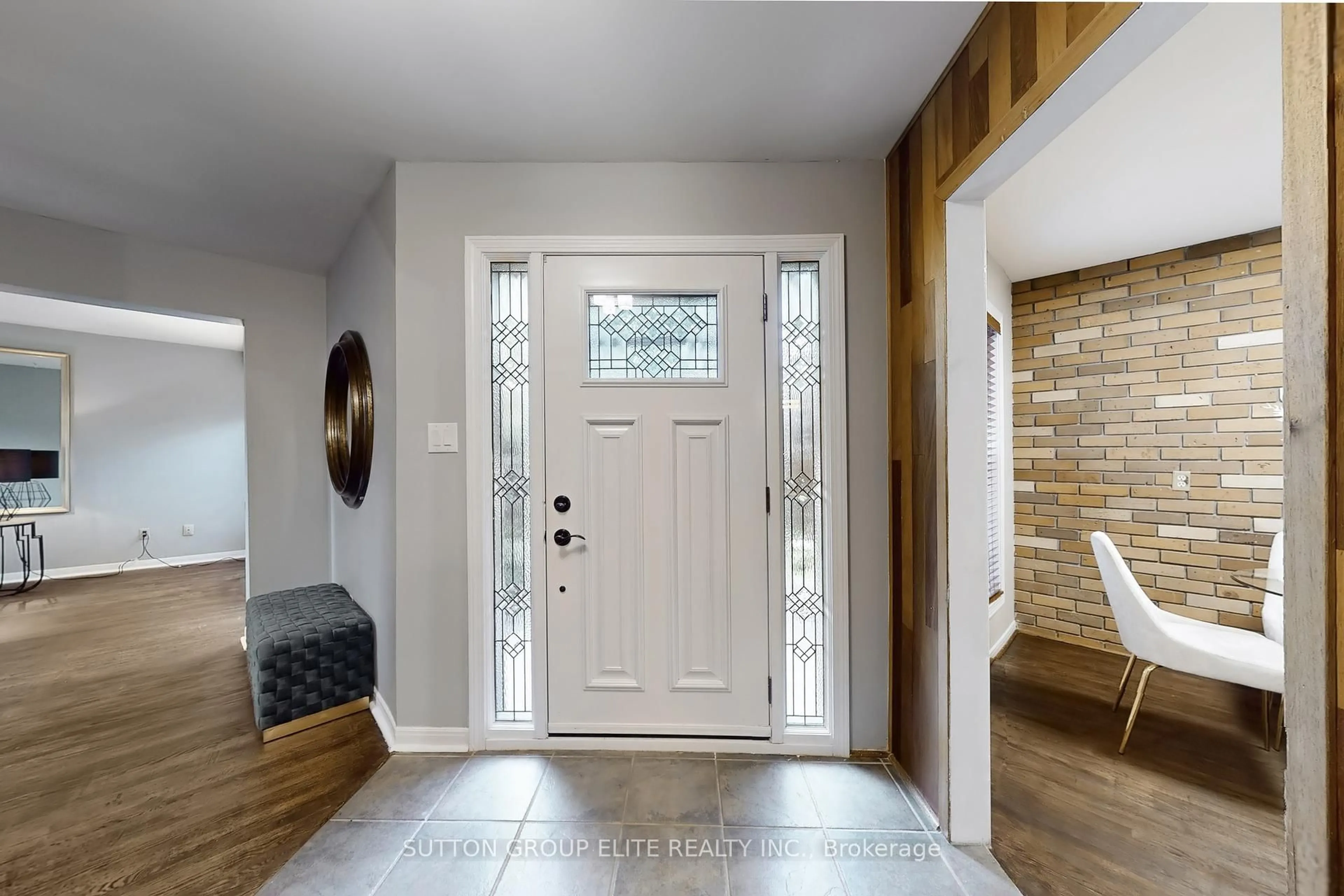 Indoor entryway for 4280 Fieldgate Dr, Mississauga Ontario L4W 2C7