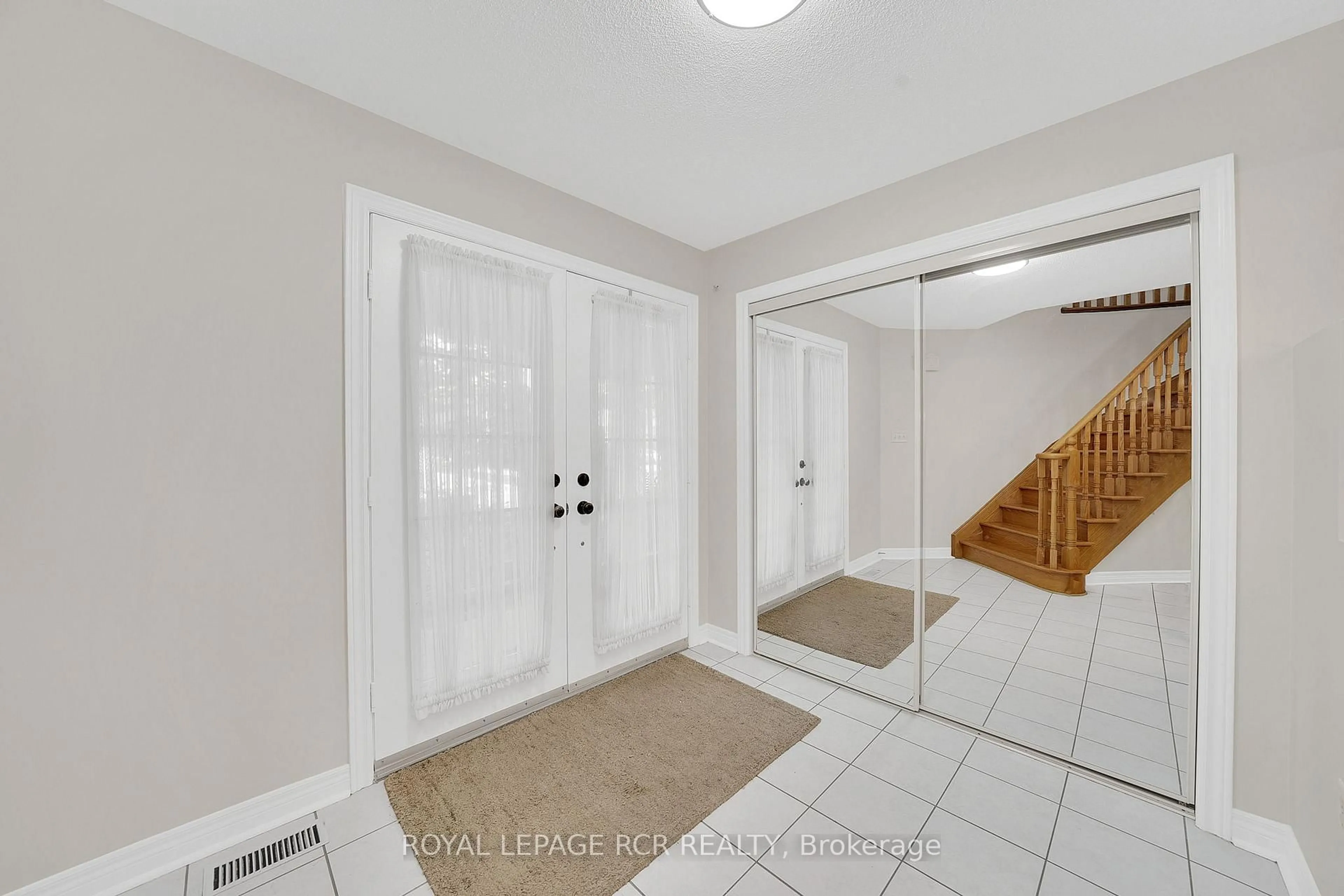 Indoor entryway for 48 Cross Country Blvd, Caledon Ontario L7E 2N6