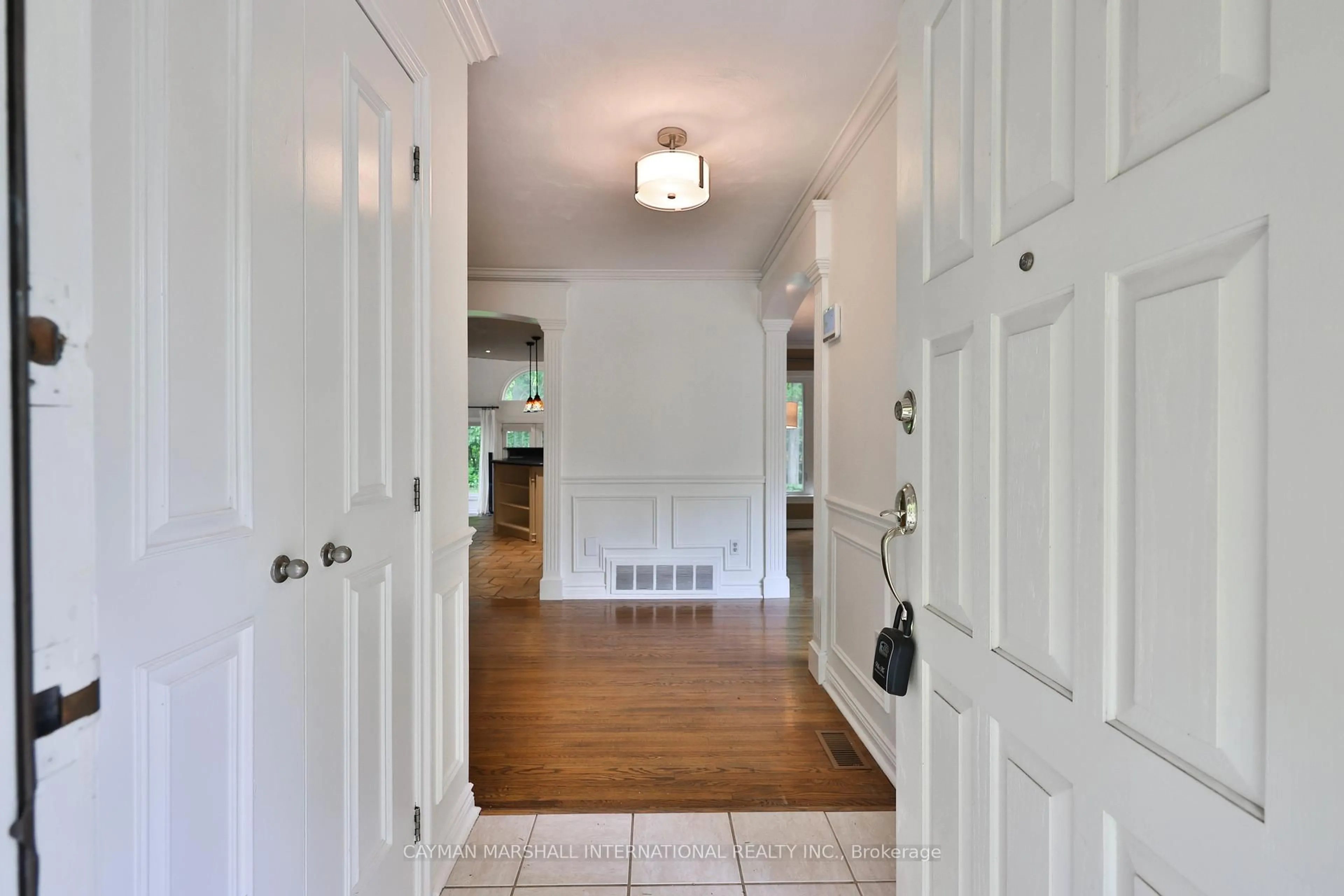 Indoor entryway for 1334 Devon Rd, Oakville Ontario L6J 2M1