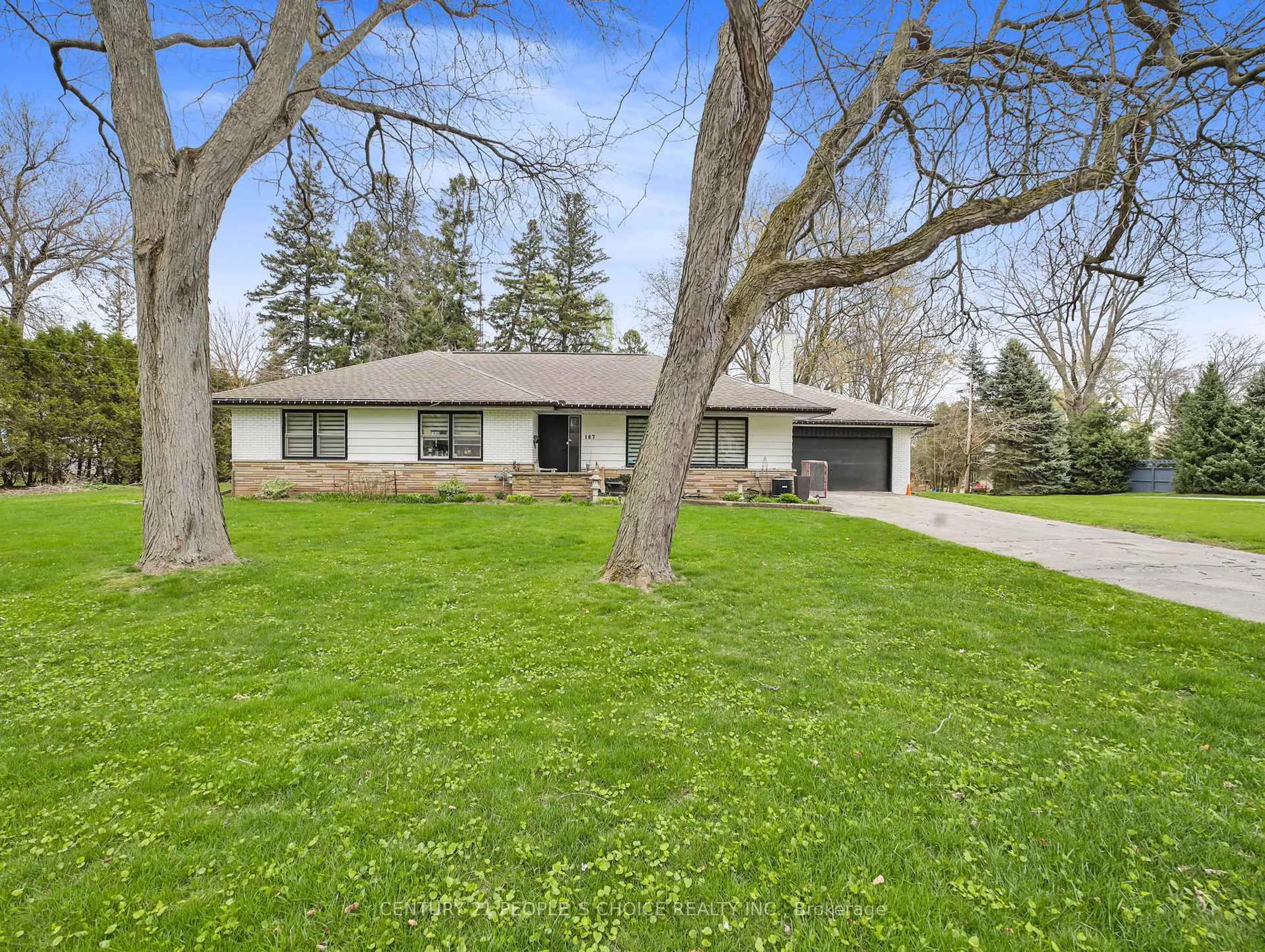 A pic from outside/outdoor area/front of a property/back of a property/a pic from drone, street for 167 Blue Water Pl, Burlington Ontario L7L 2J3