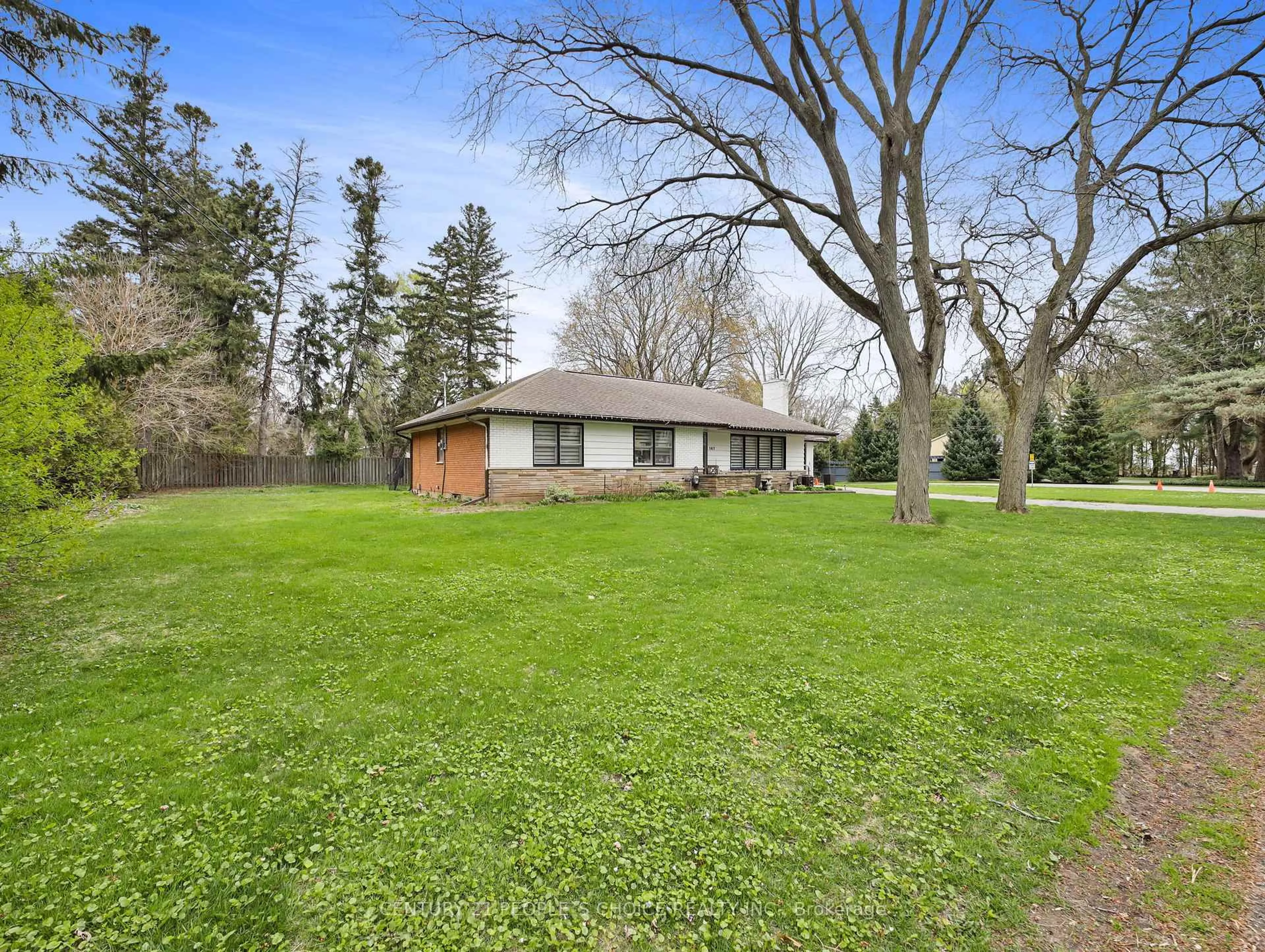 A pic from outside/outdoor area/front of a property/back of a property/a pic from drone, unknown for 167 Blue Water Pl, Burlington Ontario L7L 2J3