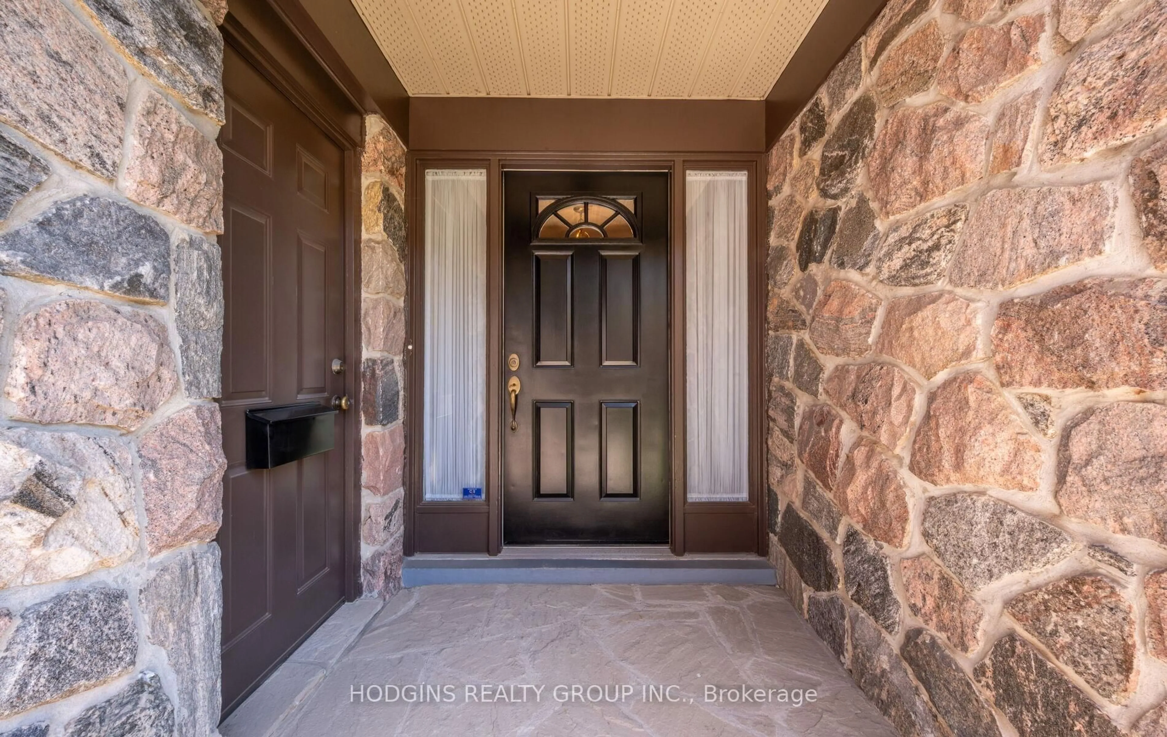 Indoor entryway for 2547 King Richard's Pl, Mississauga Ontario L5K 2H5