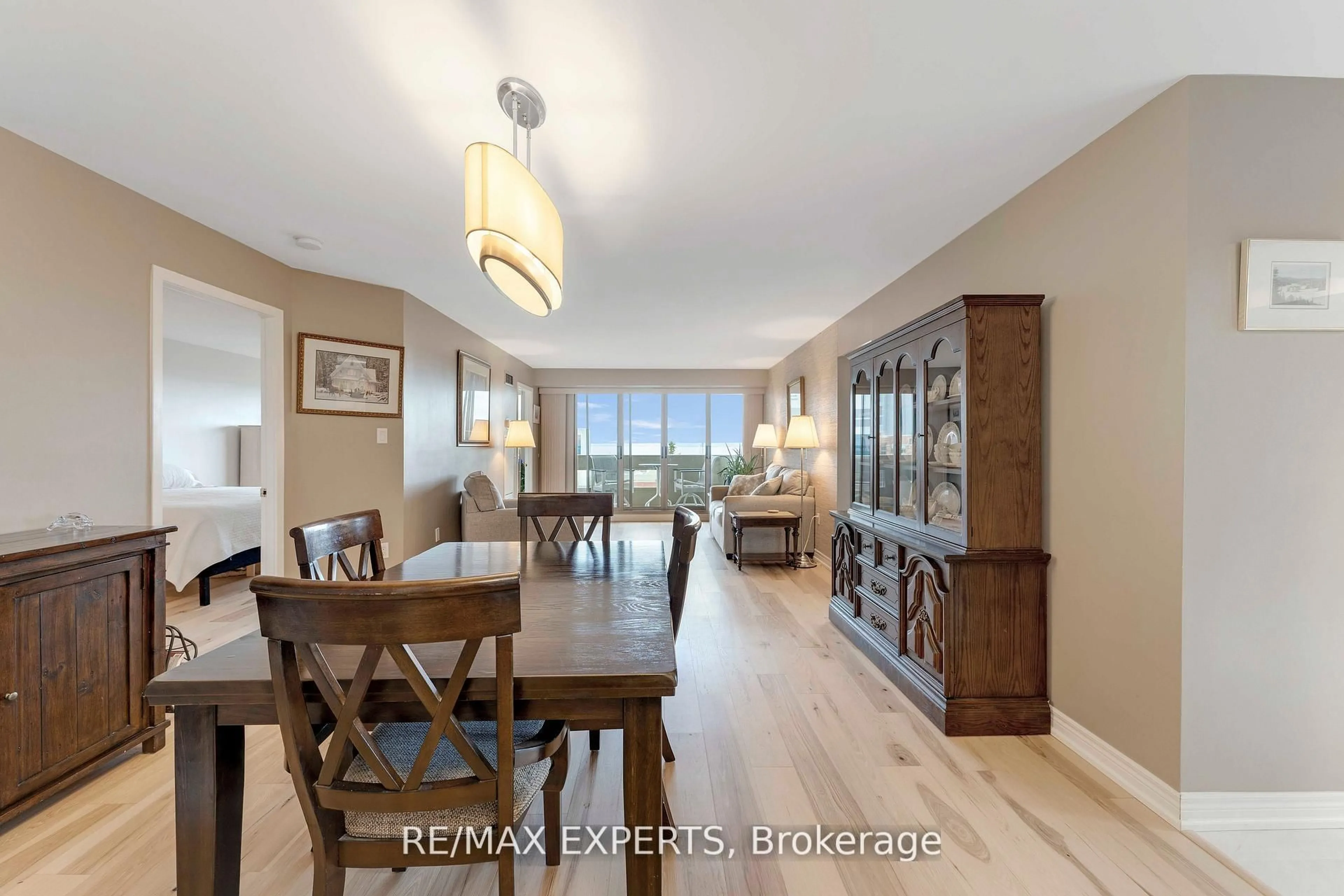 Dining room, wood/laminate floor for 1201 North Shore Blvd #809, Burlington Ontario L7S 1Z5
