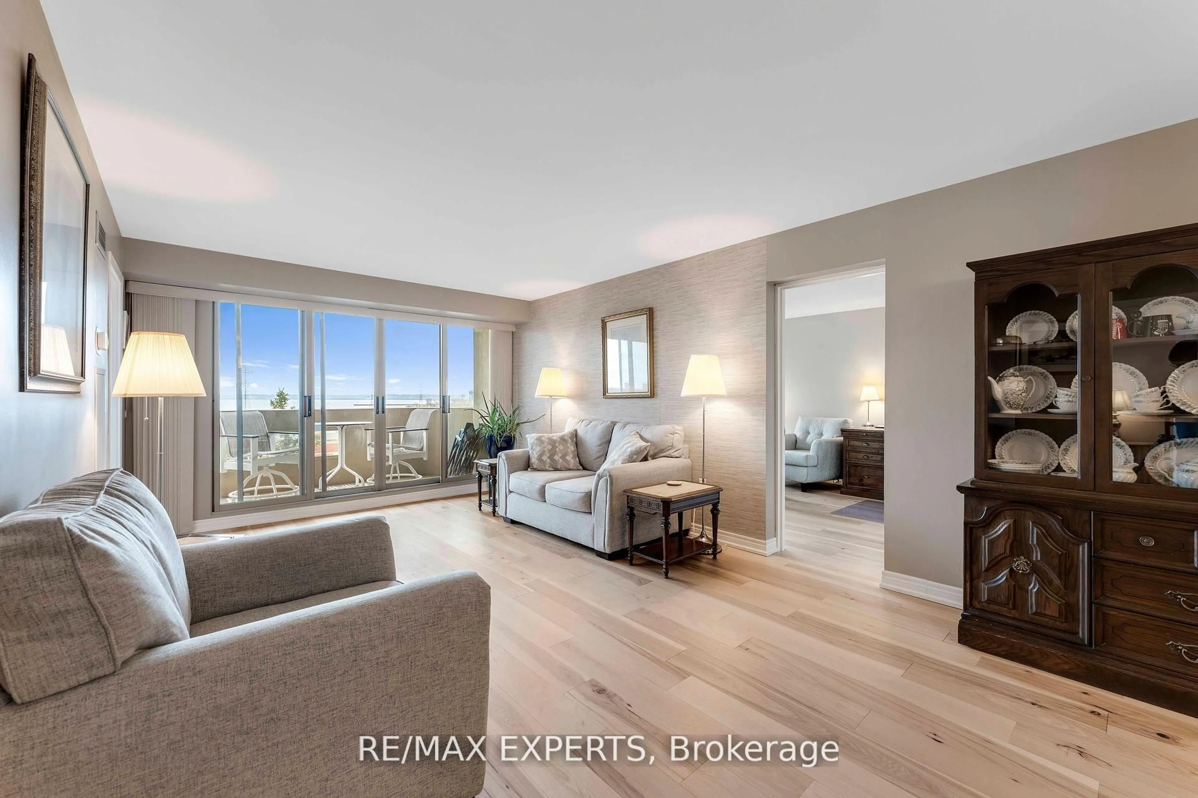 Living room with furniture, wood/laminate floor for 1201 North Shore Blvd #809, Burlington Ontario L7S 1Z5