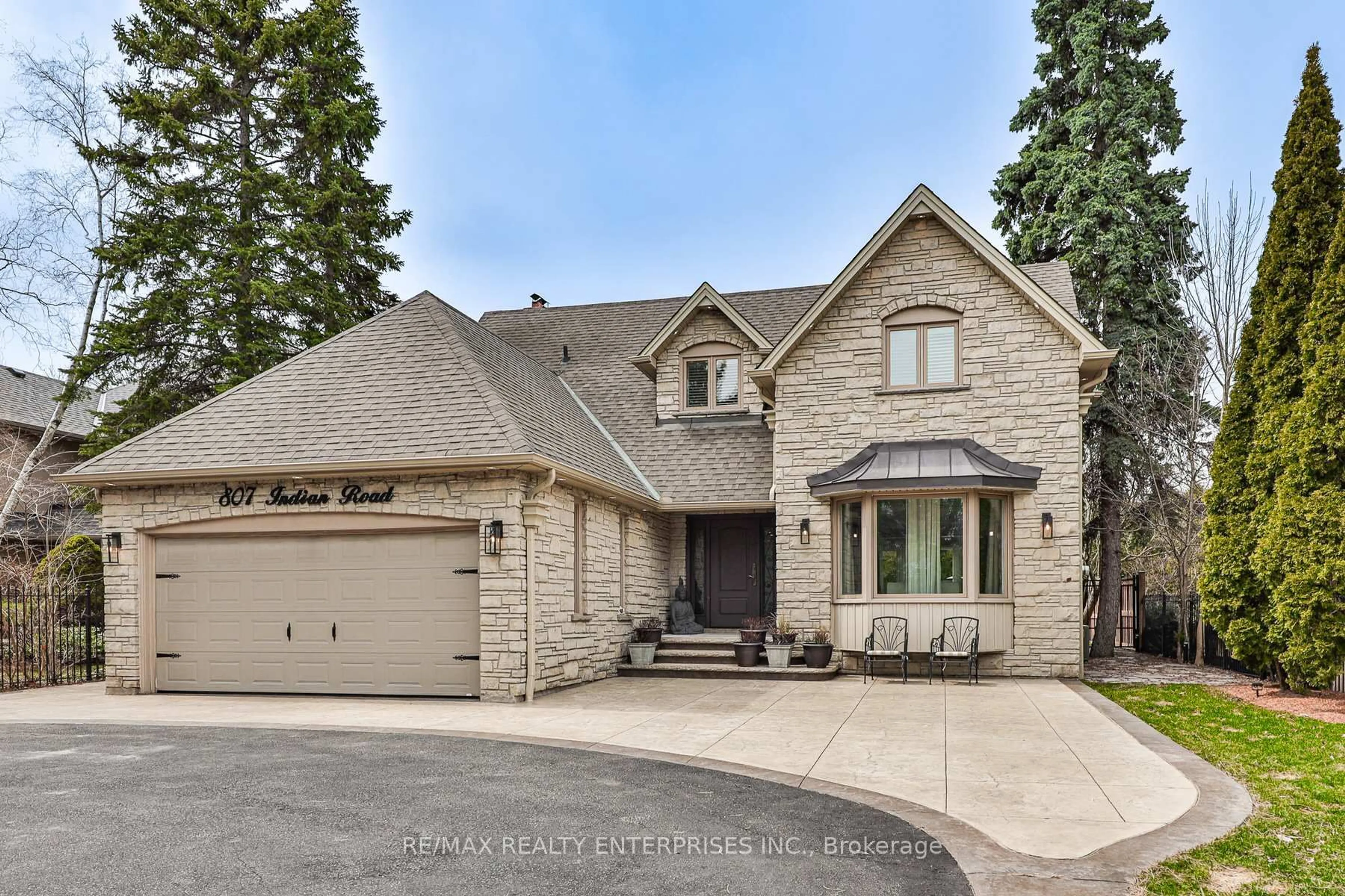 Home with brick exterior material, street for 807 Indian Rd, Mississauga Ontario L5H 1R4